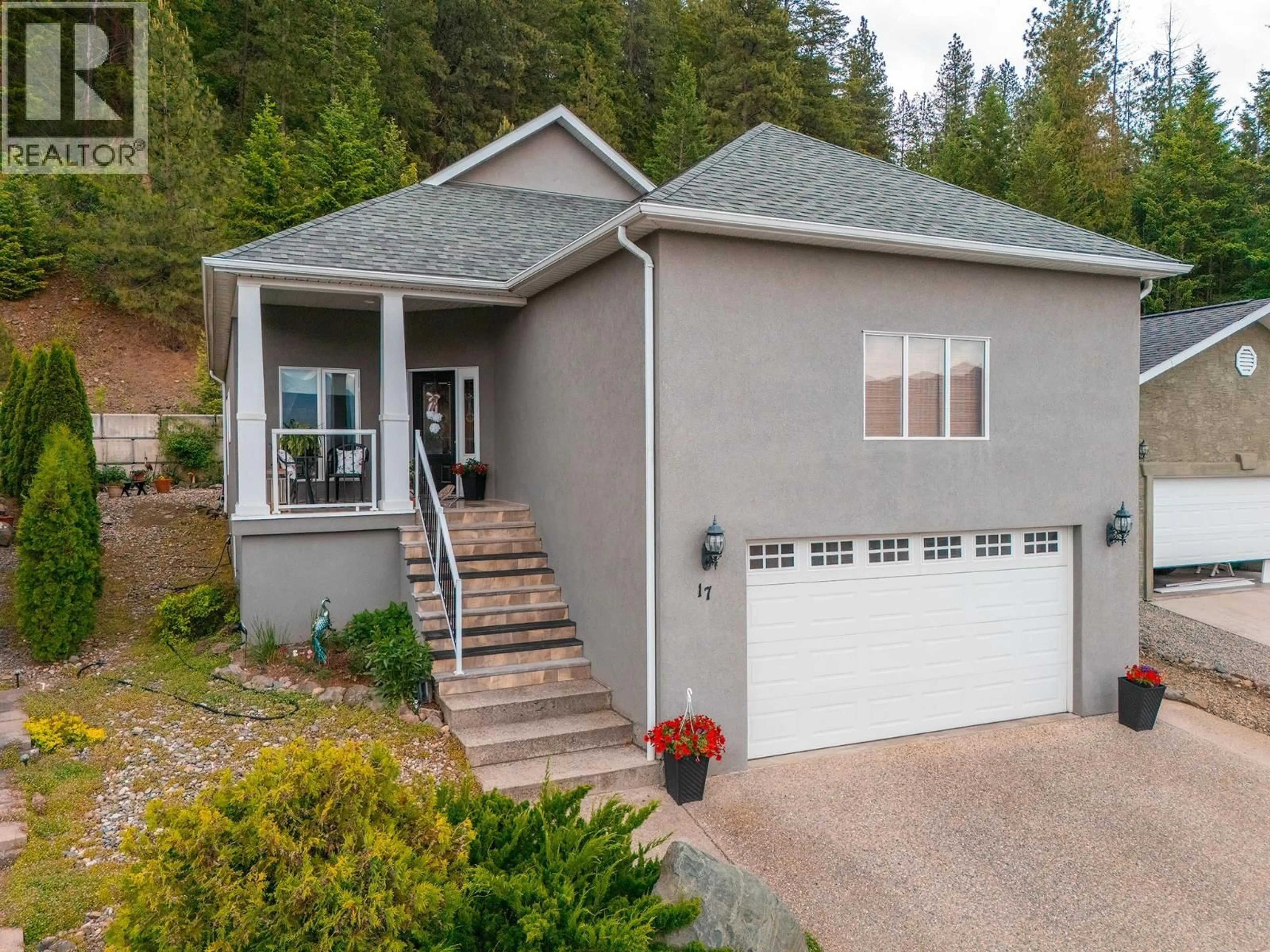 Home with vinyl exterior material, street for 17 - 420 20TH AVENUE NORTH, Creston British Columbia V0B1G0
