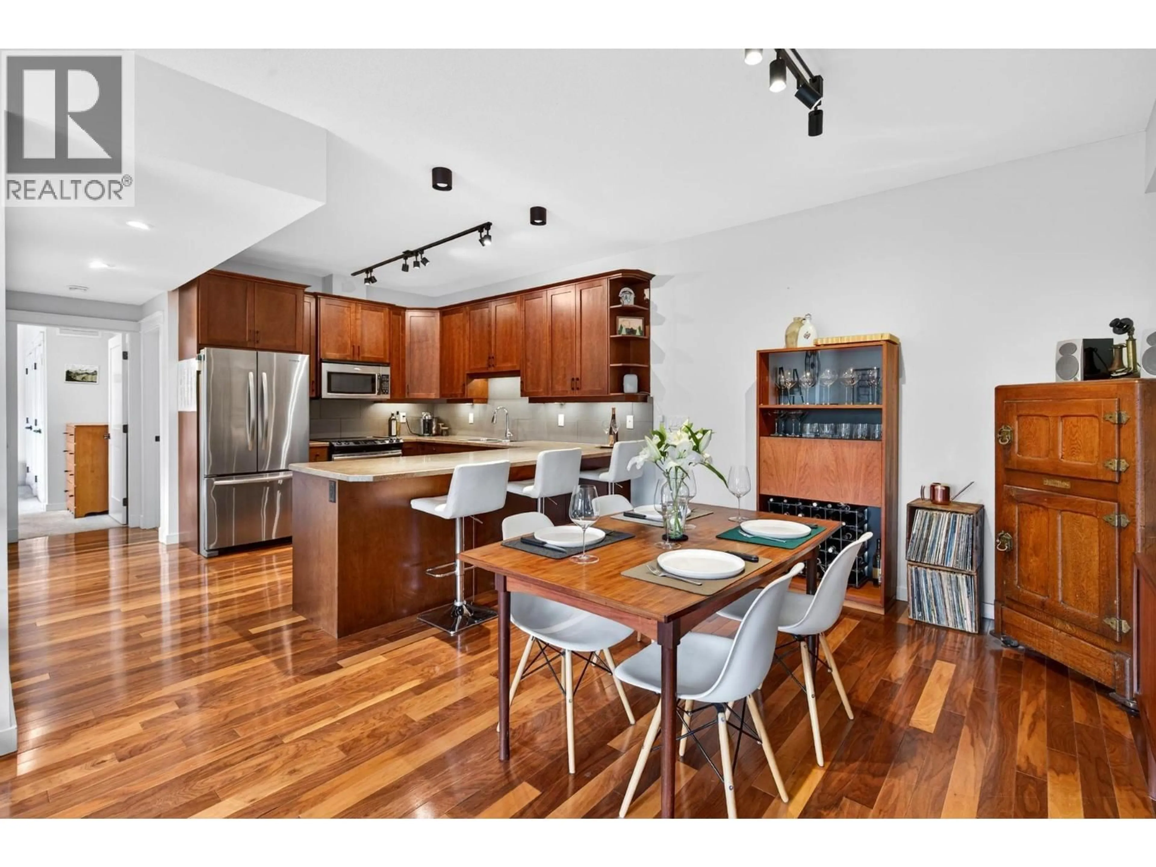Open concept kitchen, wood/laminate floor for 206 - 511 YATES ROAD NORTH, Kelowna British Columbia V1V2X2