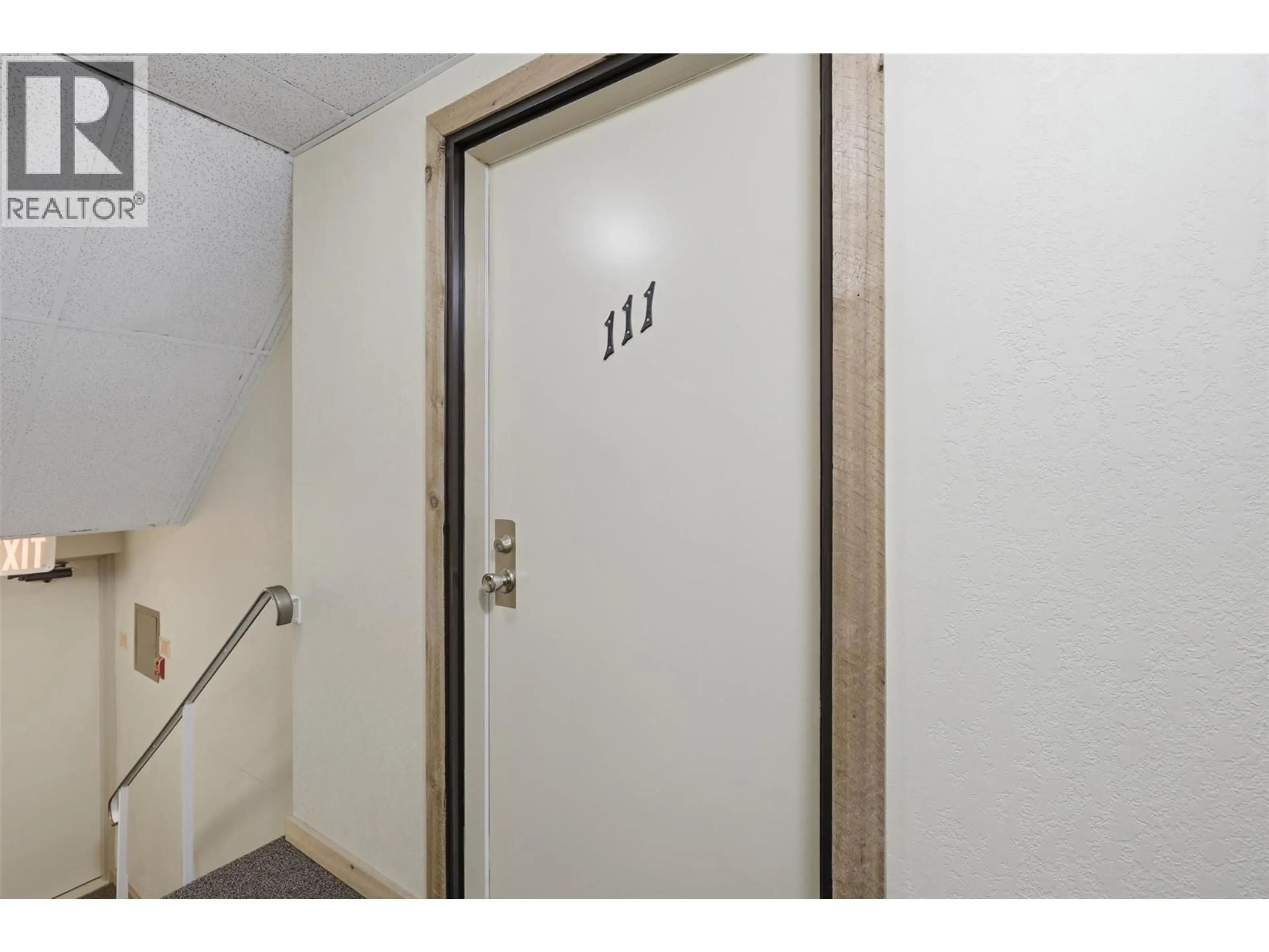 Indoor foyer for 111 - 245 GORDONHORN CRESCENT, Kamloops British Columbia V2E1G5