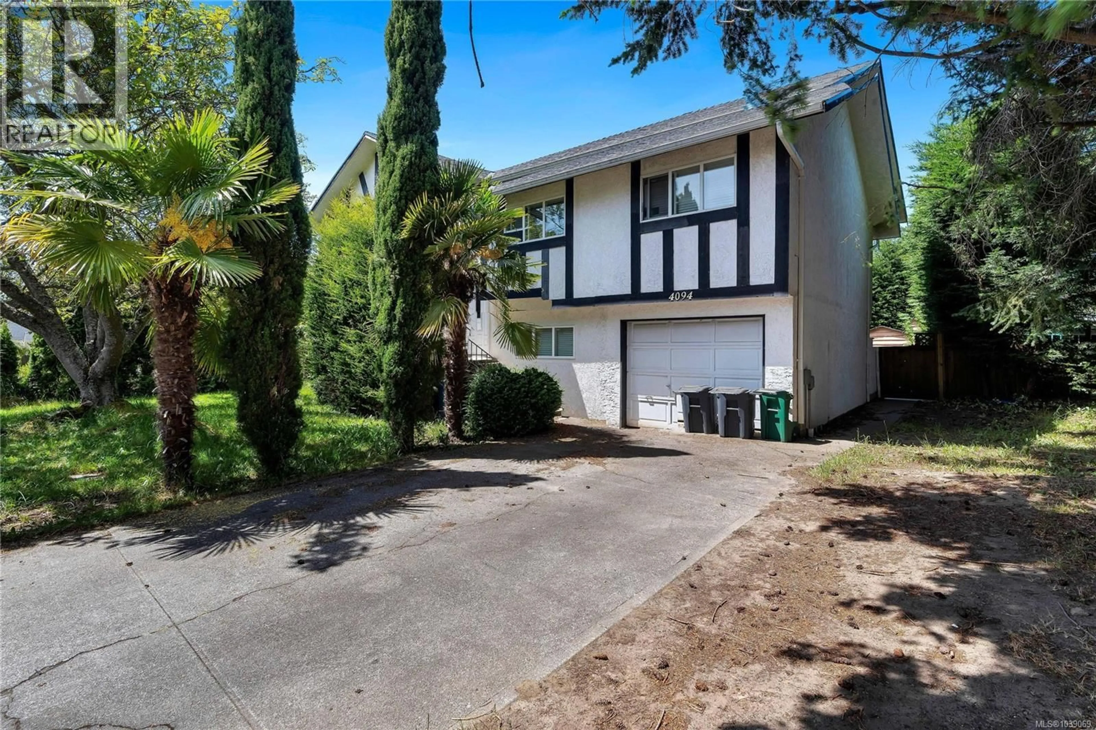 A pic from outside/outdoor area/front of a property/back of a property/a pic from drone, street for 4094 DAWNVIEW CRESCENT, Saanich British Columbia V8N5K1