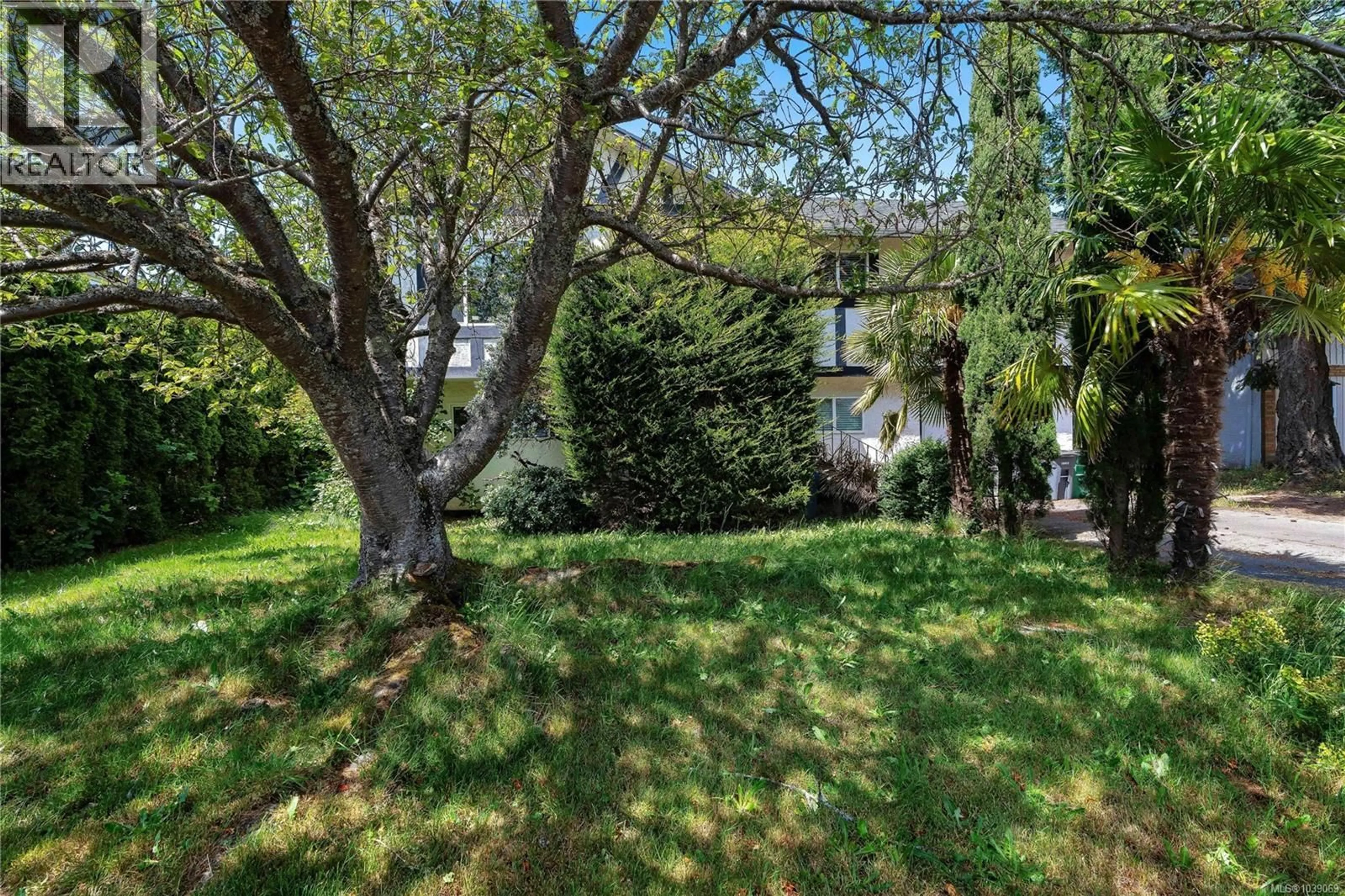 A pic from outside/outdoor area/front of a property/back of a property/a pic from drone, street for 4094 DAWNVIEW CRESCENT, Saanich British Columbia V8N5K1