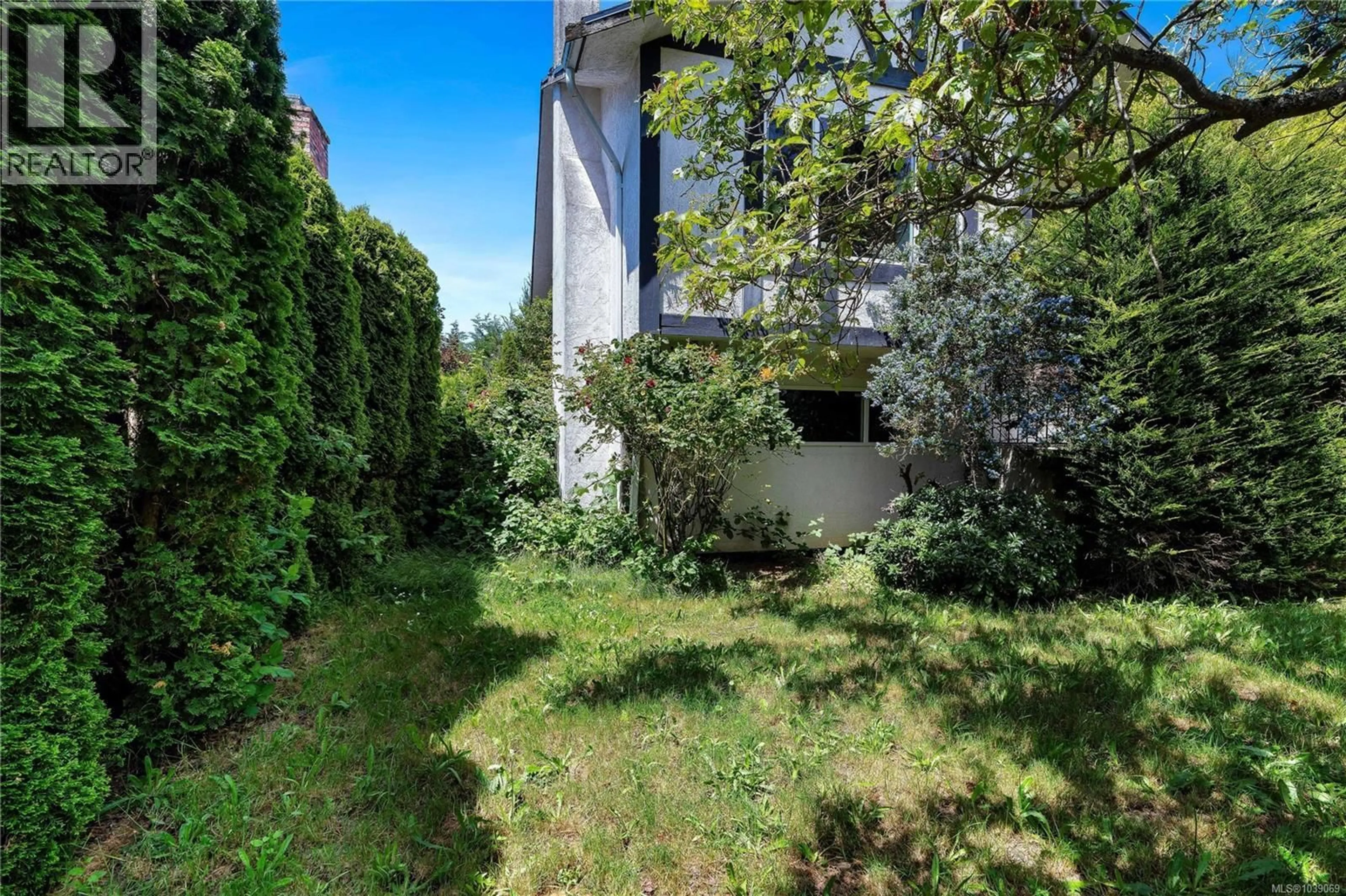 A pic from outside/outdoor area/front of a property/back of a property/a pic from drone, street for 4094 DAWNVIEW CRESCENT, Saanich British Columbia V8N5K1