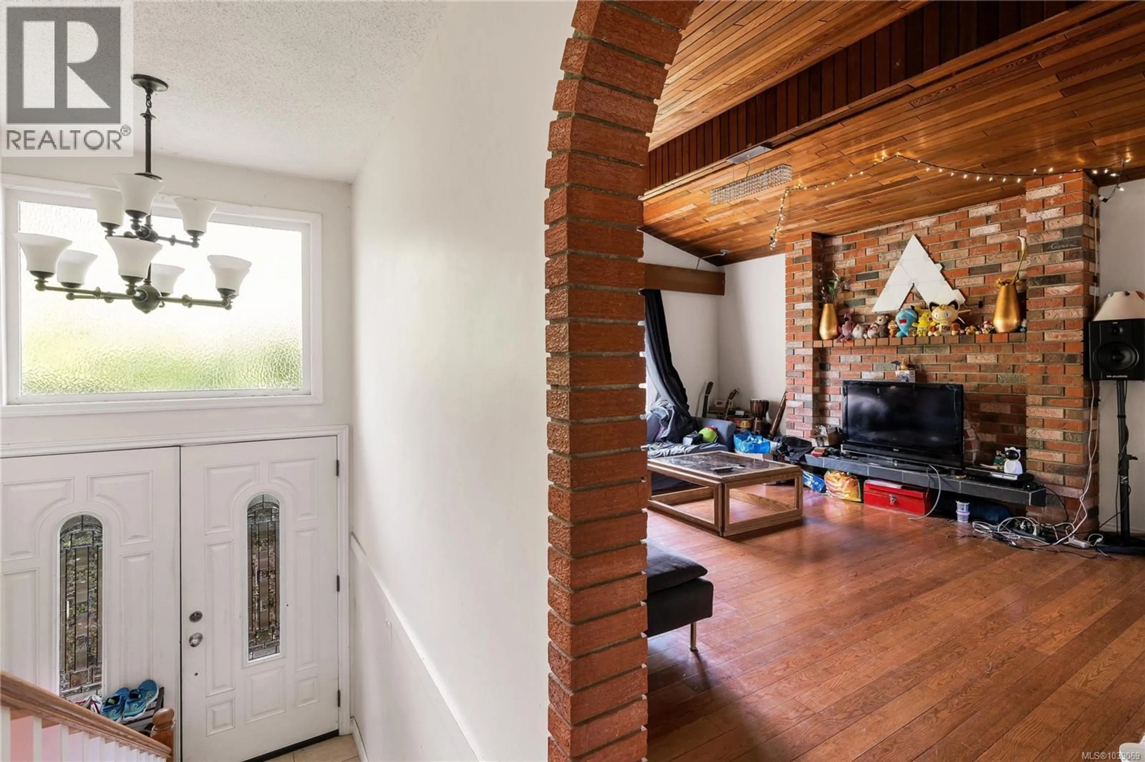 Indoor entryway for 4094 DAWNVIEW CRESCENT, Saanich British Columbia V8N5K1