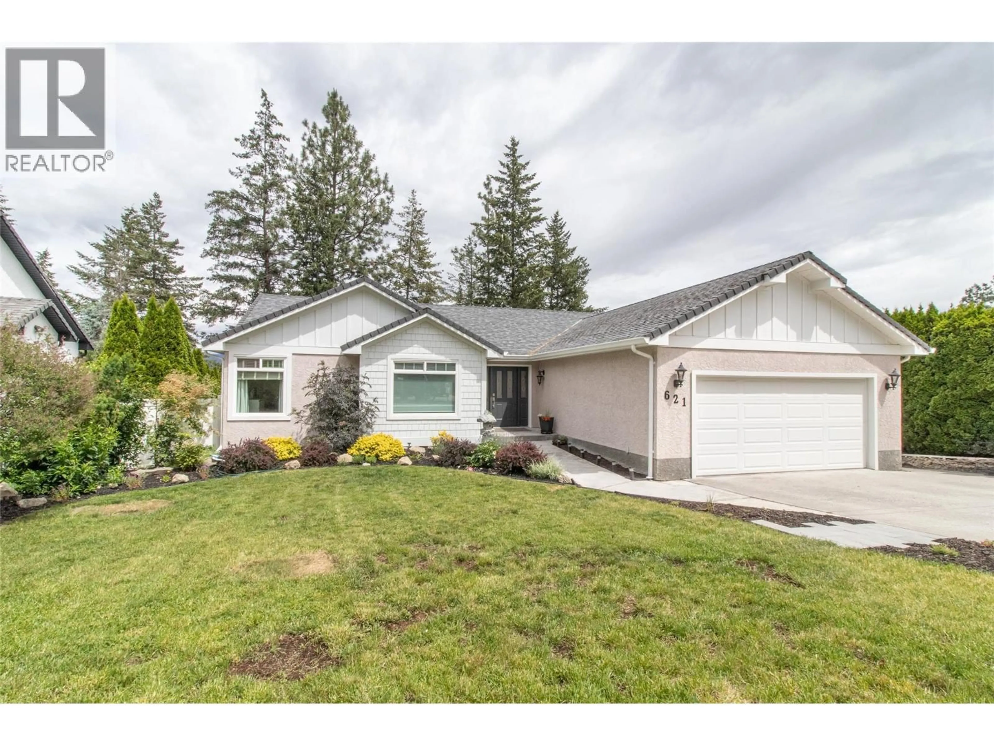 Home with vinyl exterior material, street for 621 CASSIAR ROAD, Kelowna British Columbia V1V1M8