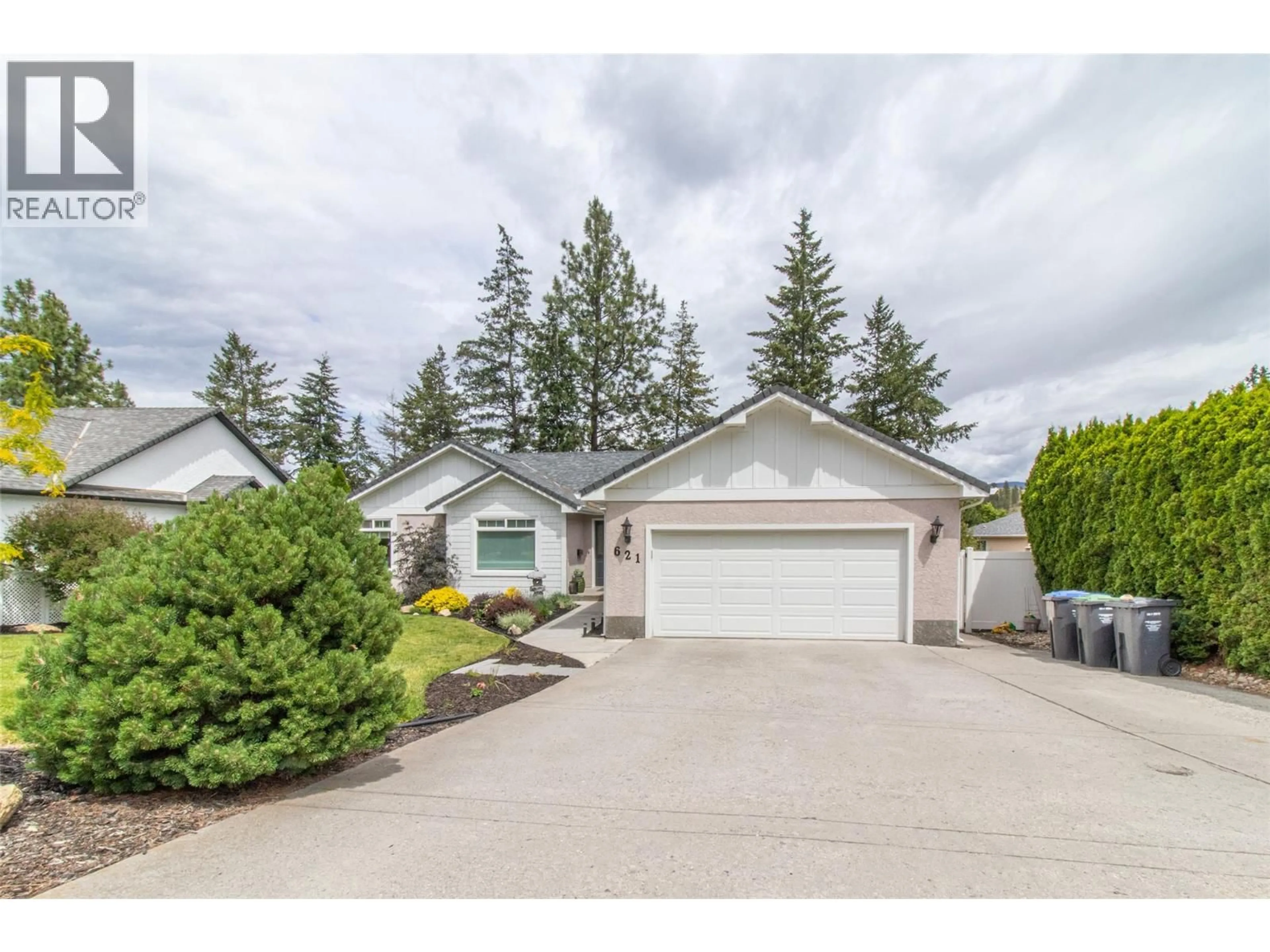 Home with vinyl exterior material, street for 621 CASSIAR ROAD, Kelowna British Columbia V1V1M8