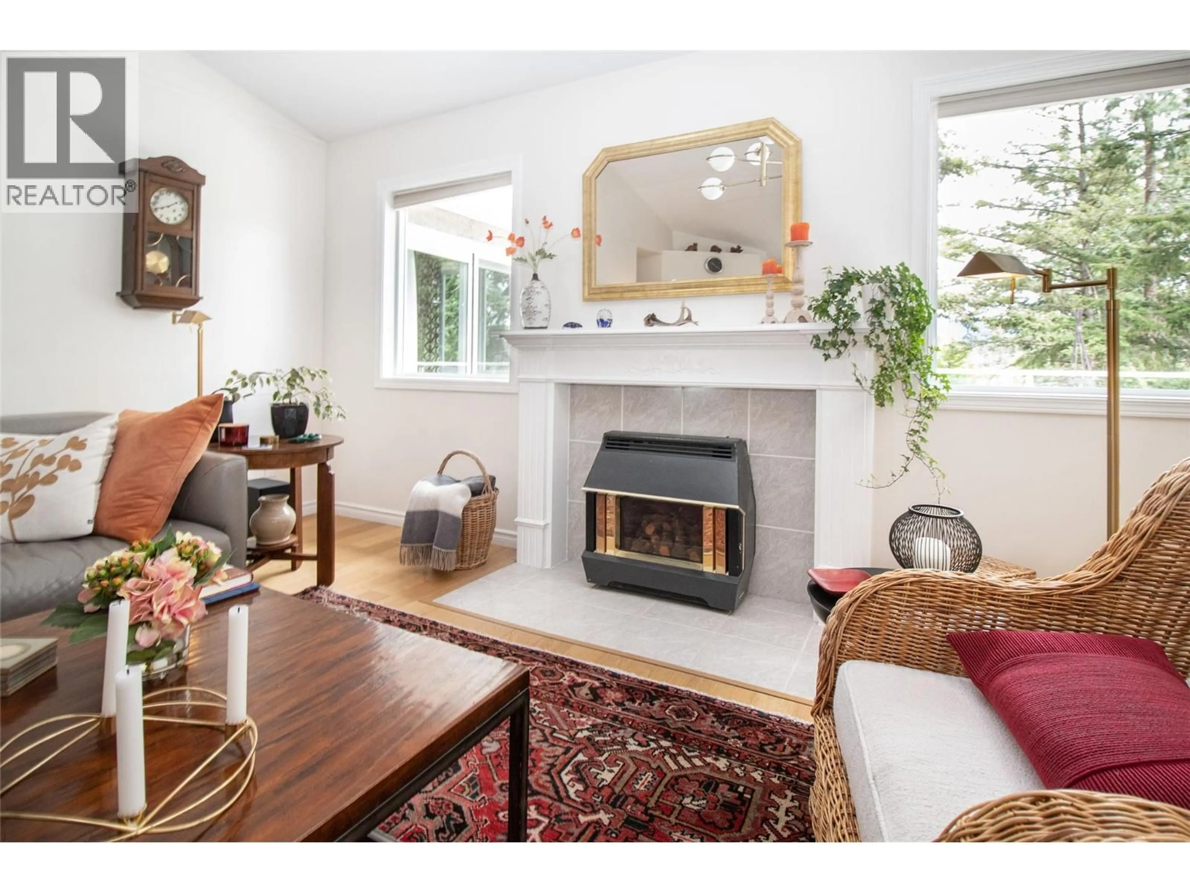 Living room with furniture, wood/laminate floor for 621 CASSIAR ROAD, Kelowna British Columbia V1V1M8