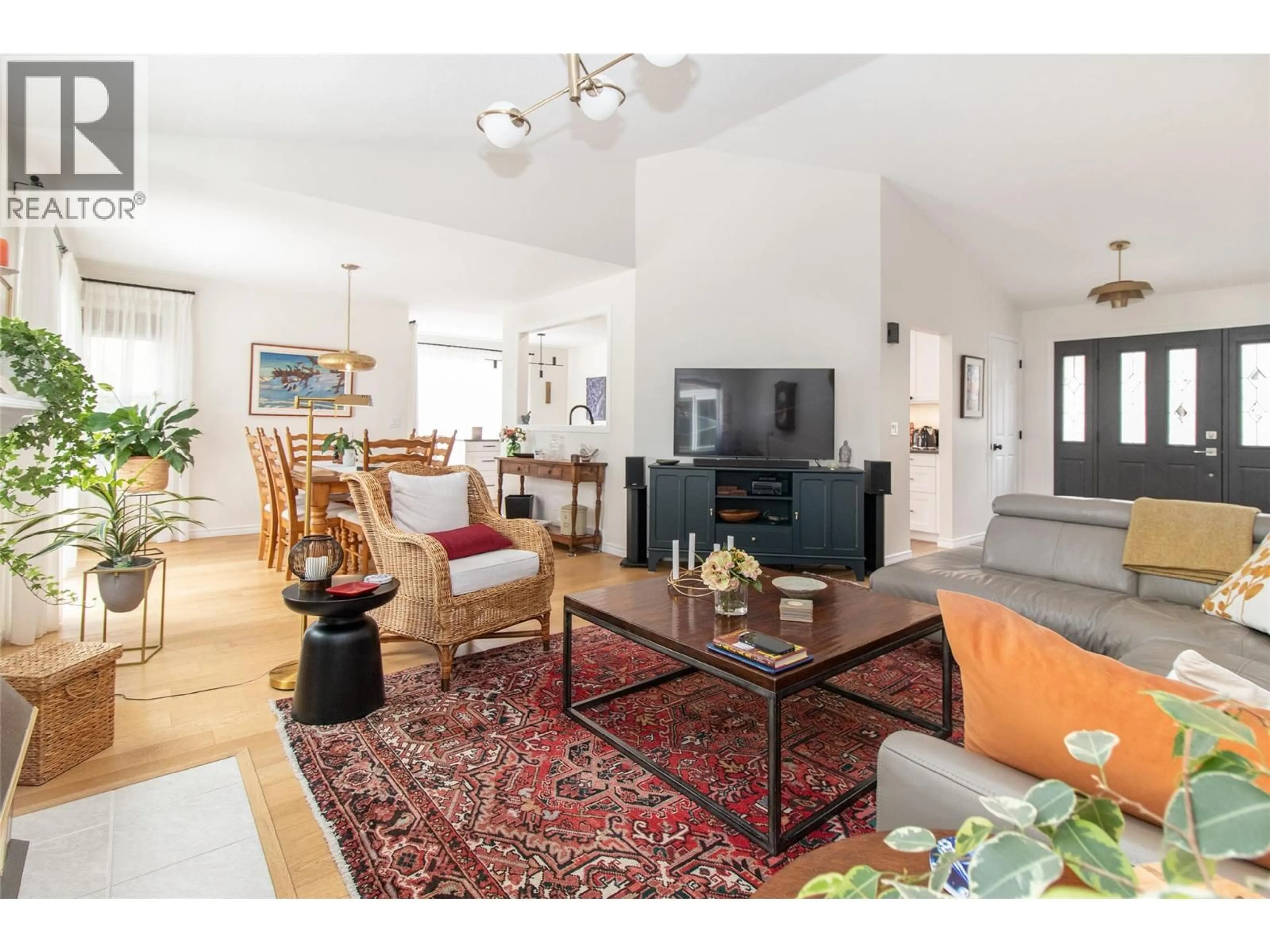 Living room with furniture, unknown for 621 CASSIAR ROAD, Kelowna British Columbia V1V1M8