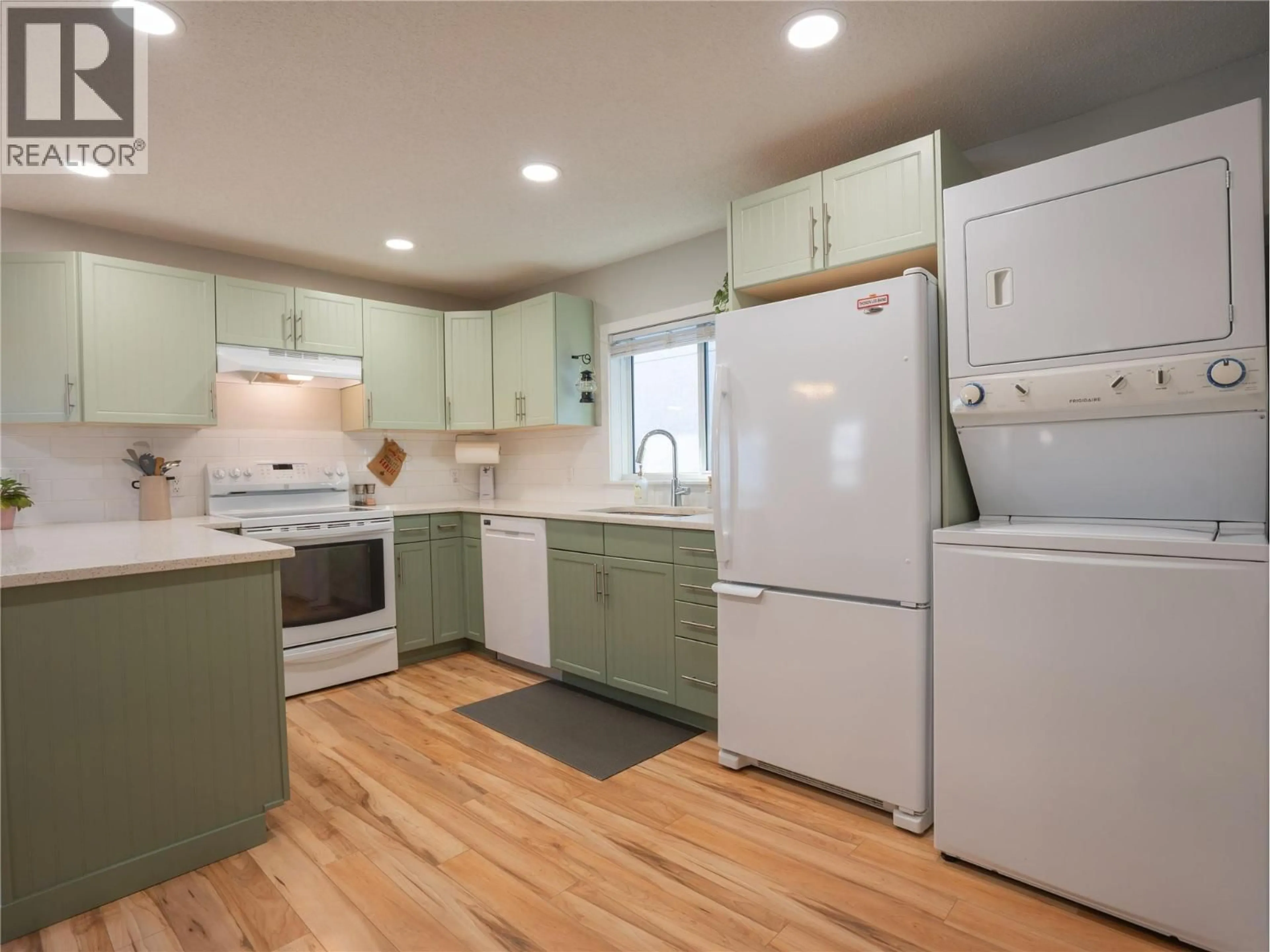 Standard kitchen, unknown for 505 RENE AVENUE, Penticton British Columbia V2A1P1