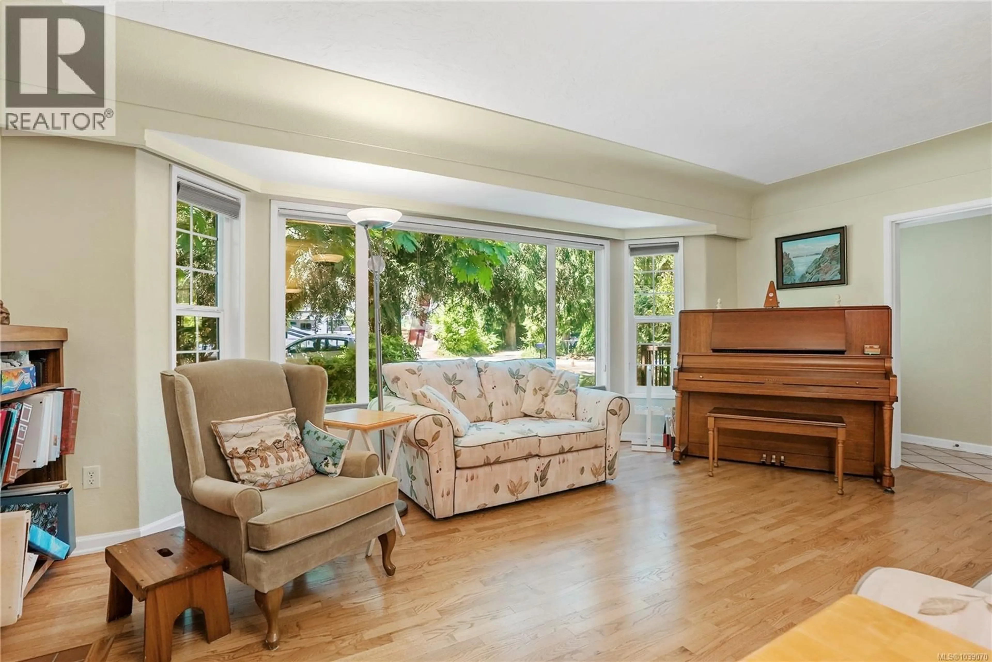 Living room with furniture, unknown for 4921 TOWNSEND DRIVE, Saanich British Columbia V8Z5P2