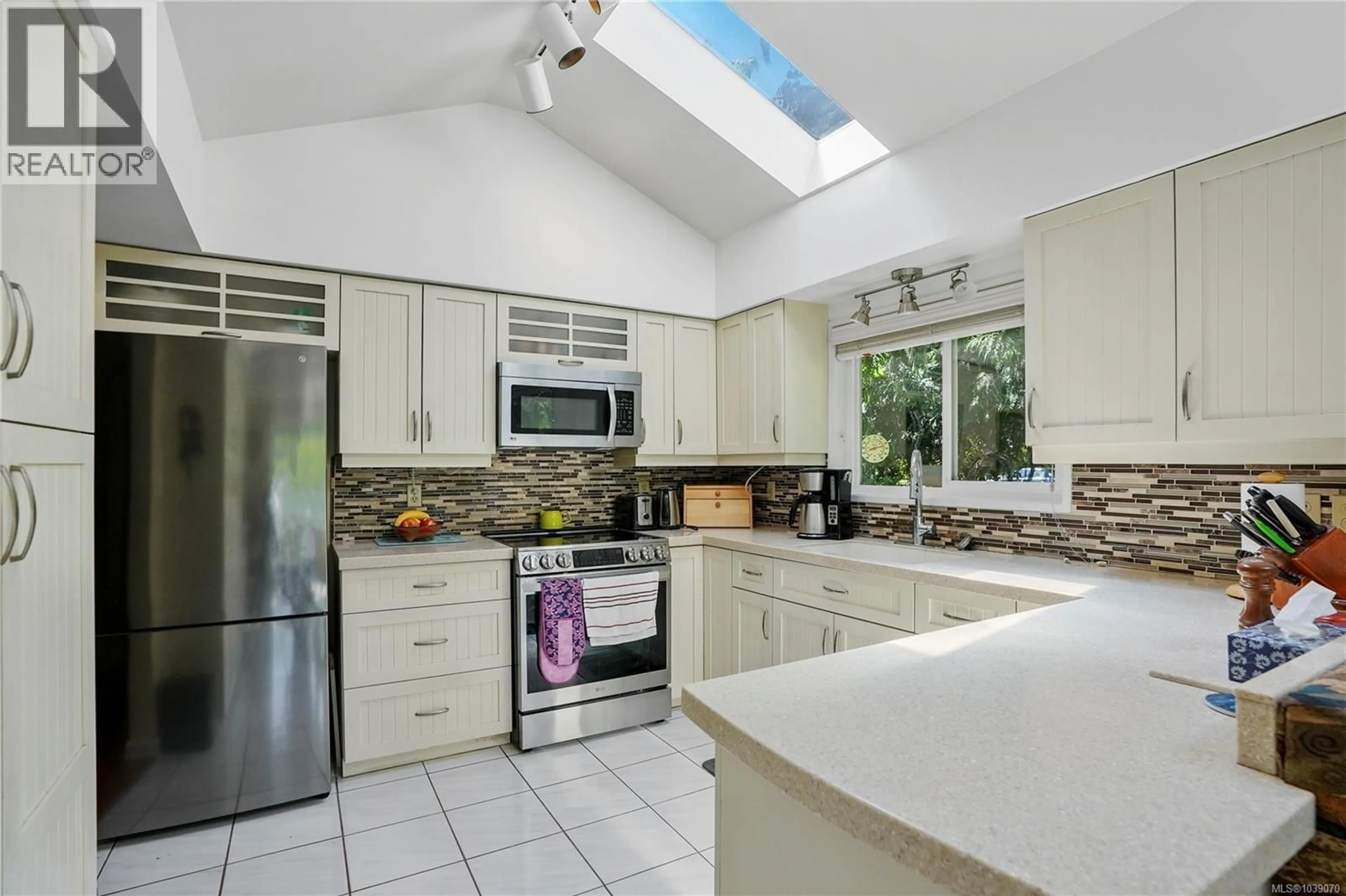 Open concept kitchen, ceramic/tile floor for 4921 TOWNSEND DRIVE, Saanich British Columbia V8Z5P2