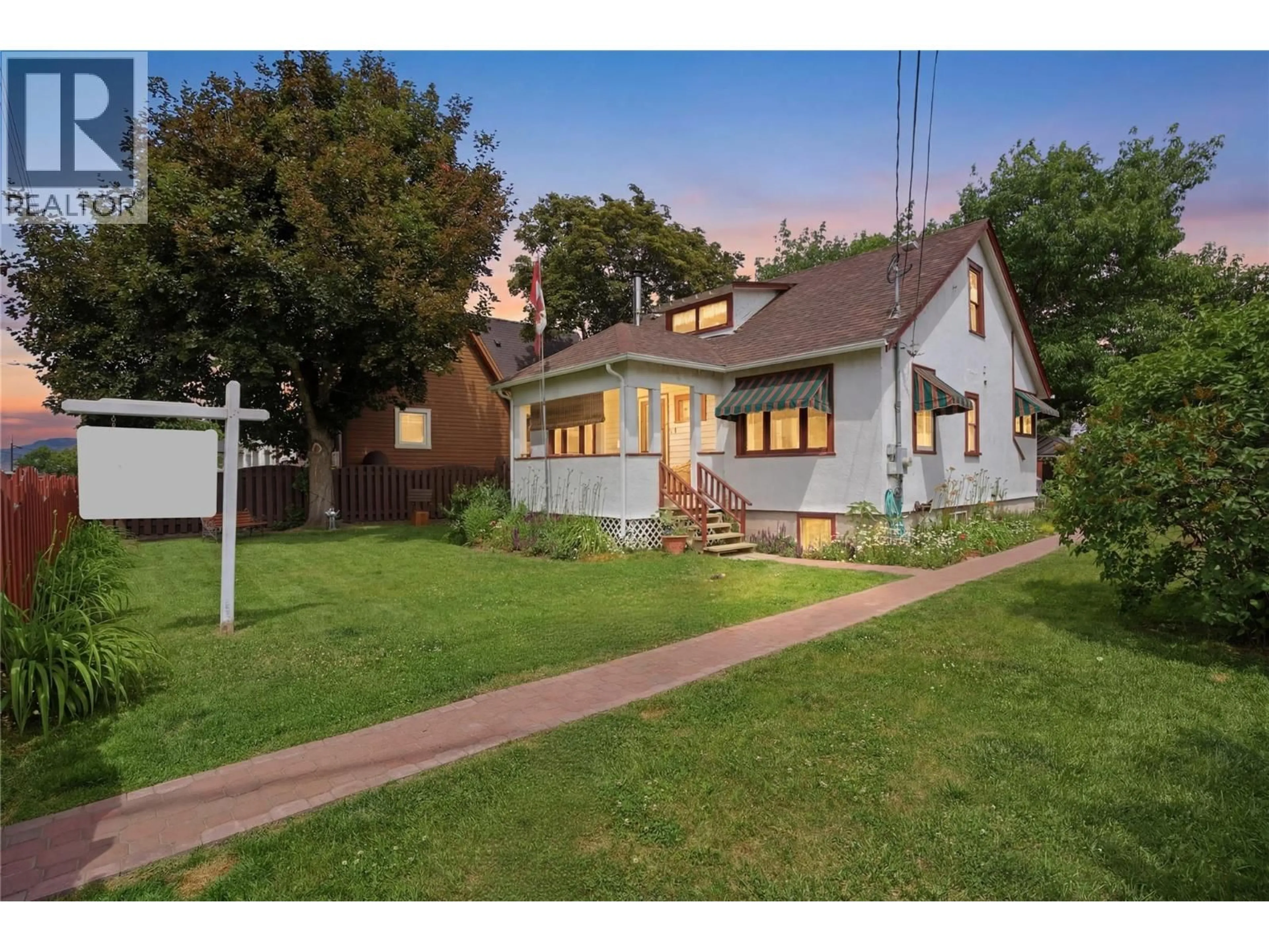 A pic from outside/outdoor area/front of a property/back of a property/a pic from drone, street for 520 ROYAL AVENUE, Kamloops British Columbia V2B3P9