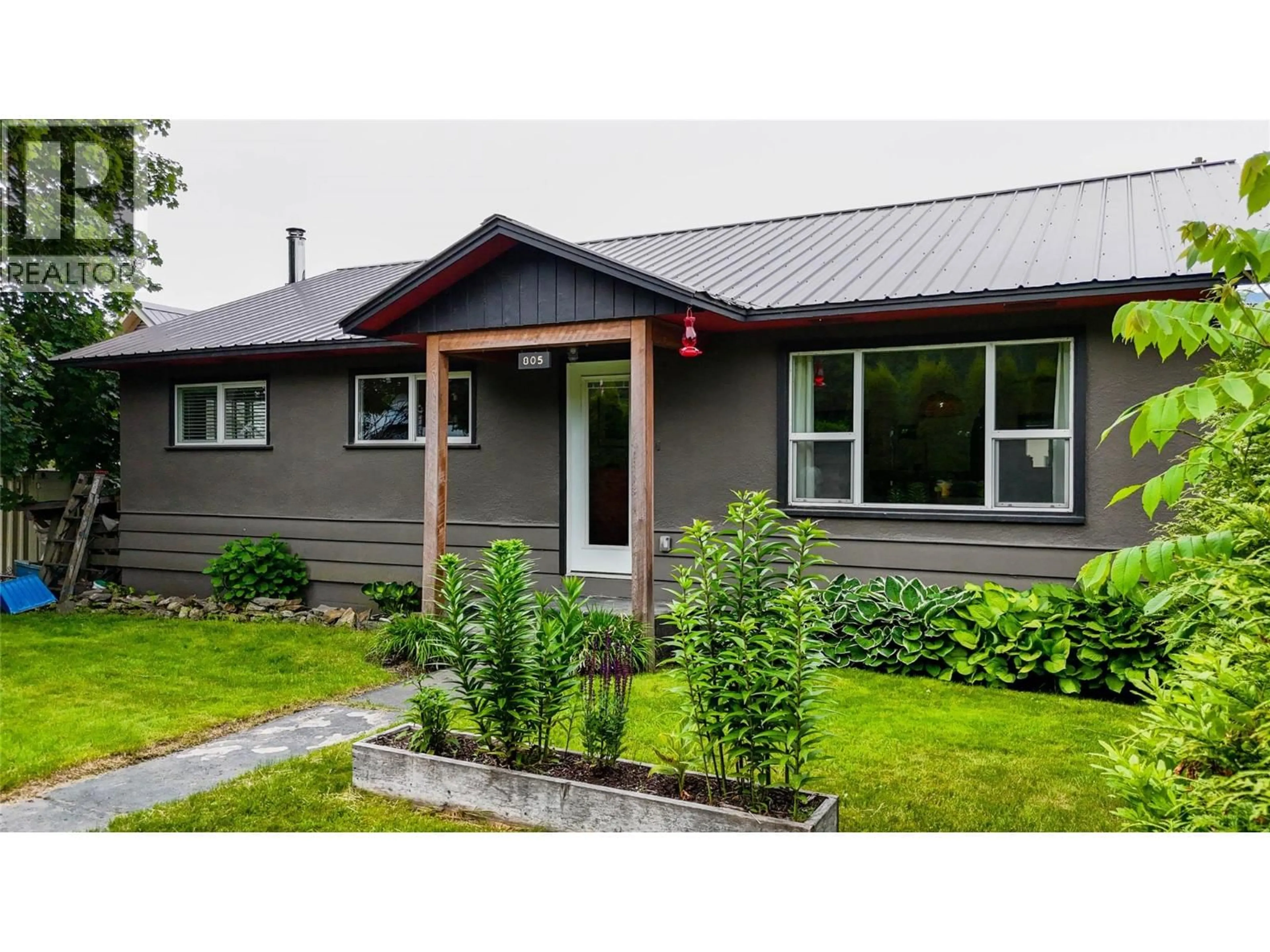 Home with vinyl exterior material, street for 805 VICTORIA ROAD, Revelstoke British Columbia V0E2S0