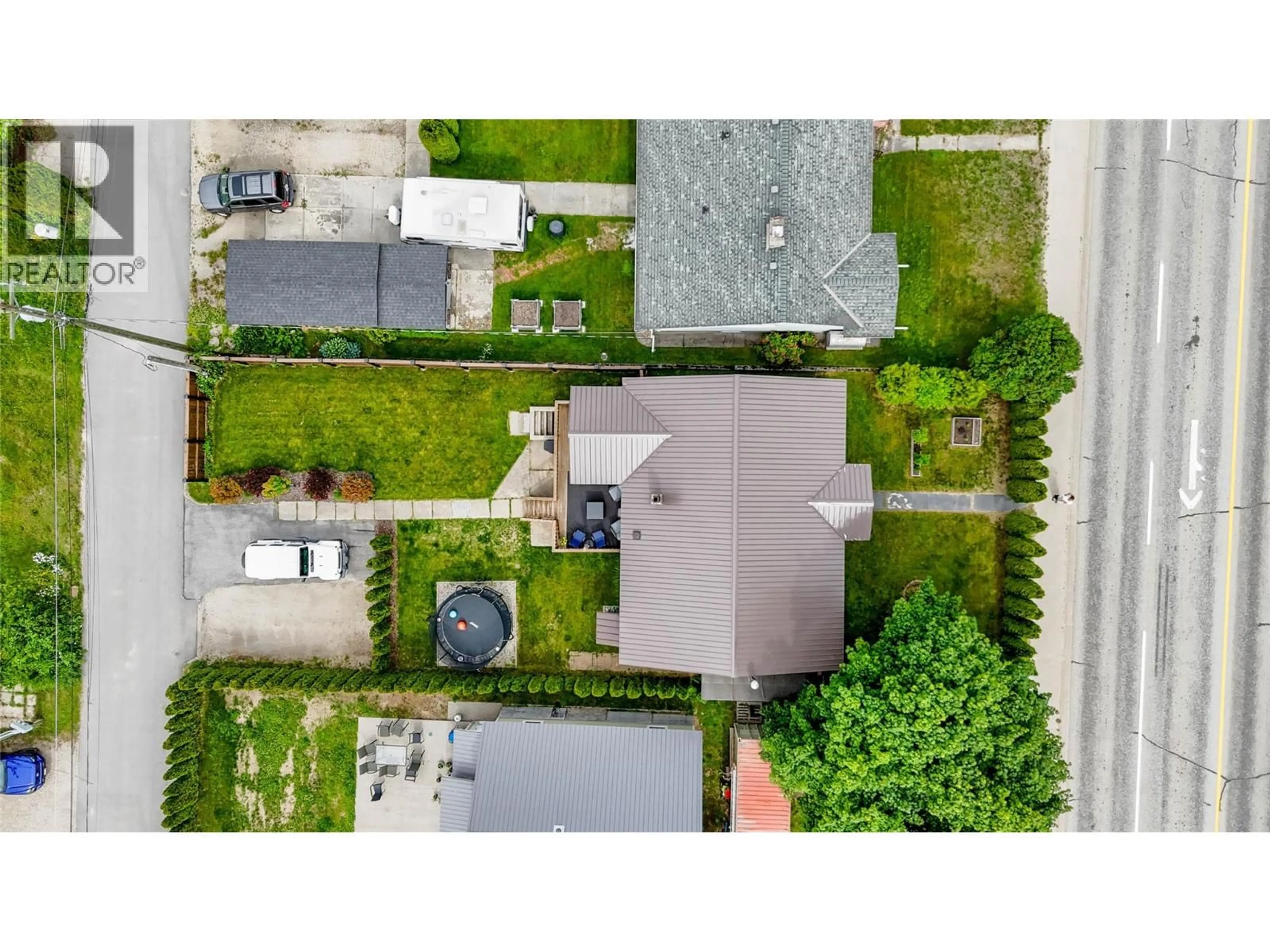 A pic from outside/outdoor area/front of a property/back of a property/a pic from drone, street for 805 VICTORIA ROAD, Revelstoke British Columbia V0E2S0