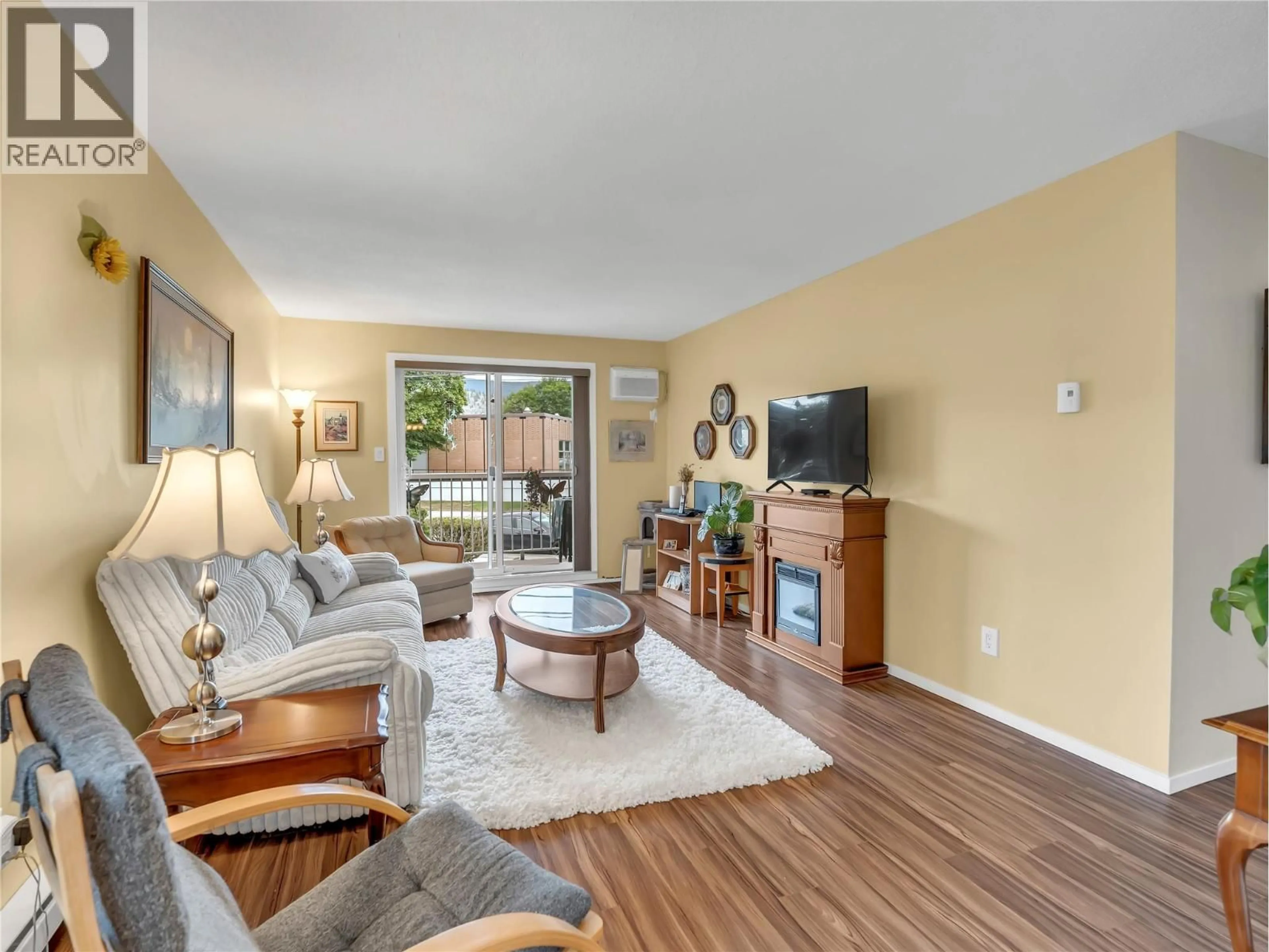 Living room with furniture, wood/laminate floor for 212 - 803 FAIRVIEW ROAD, Penticton British Columbia V2A5Y7