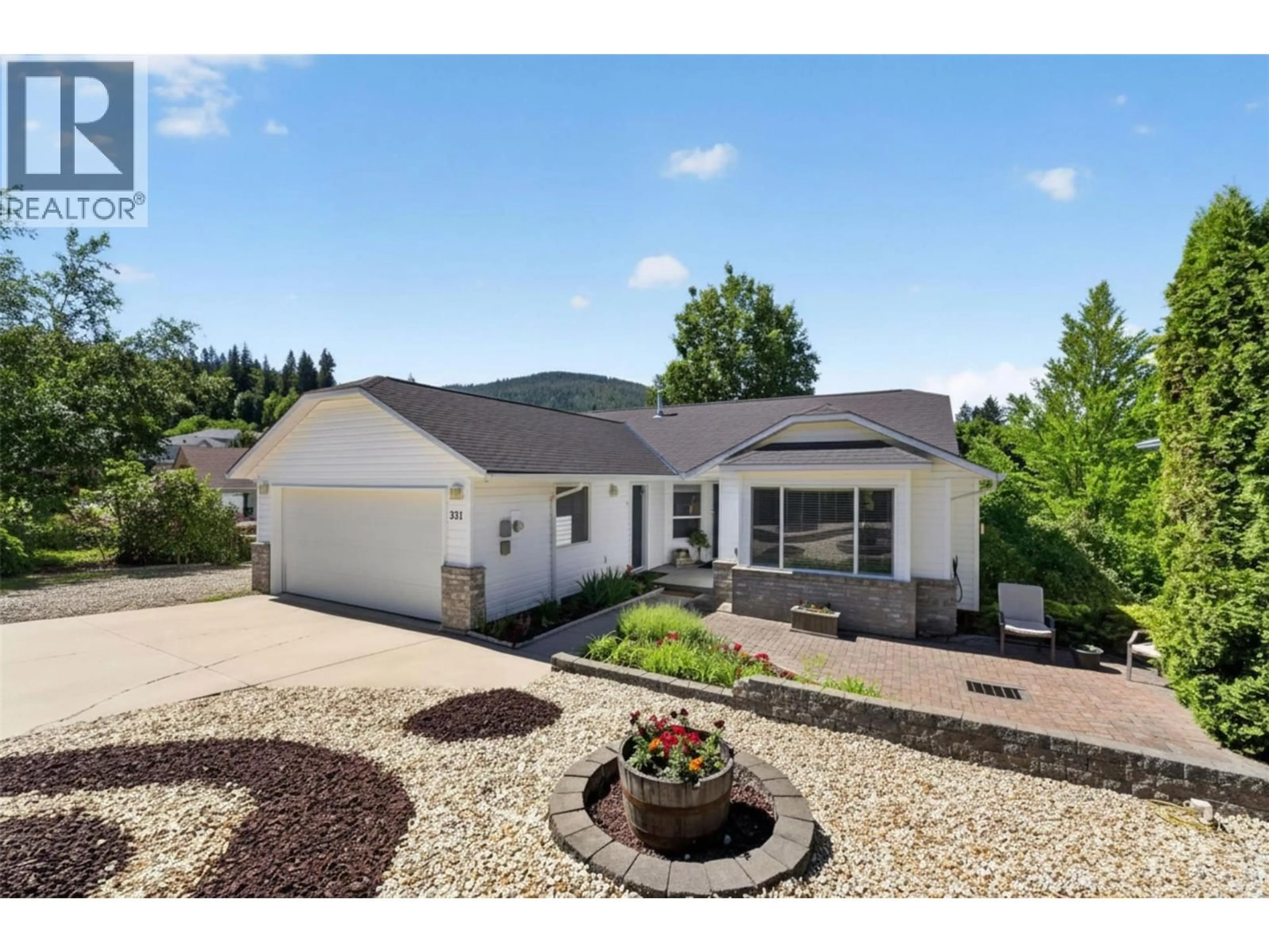 Home with vinyl exterior material, street for 331 17 STREET SOUTHEAST, Salmon Arm British Columbia V1E1R7