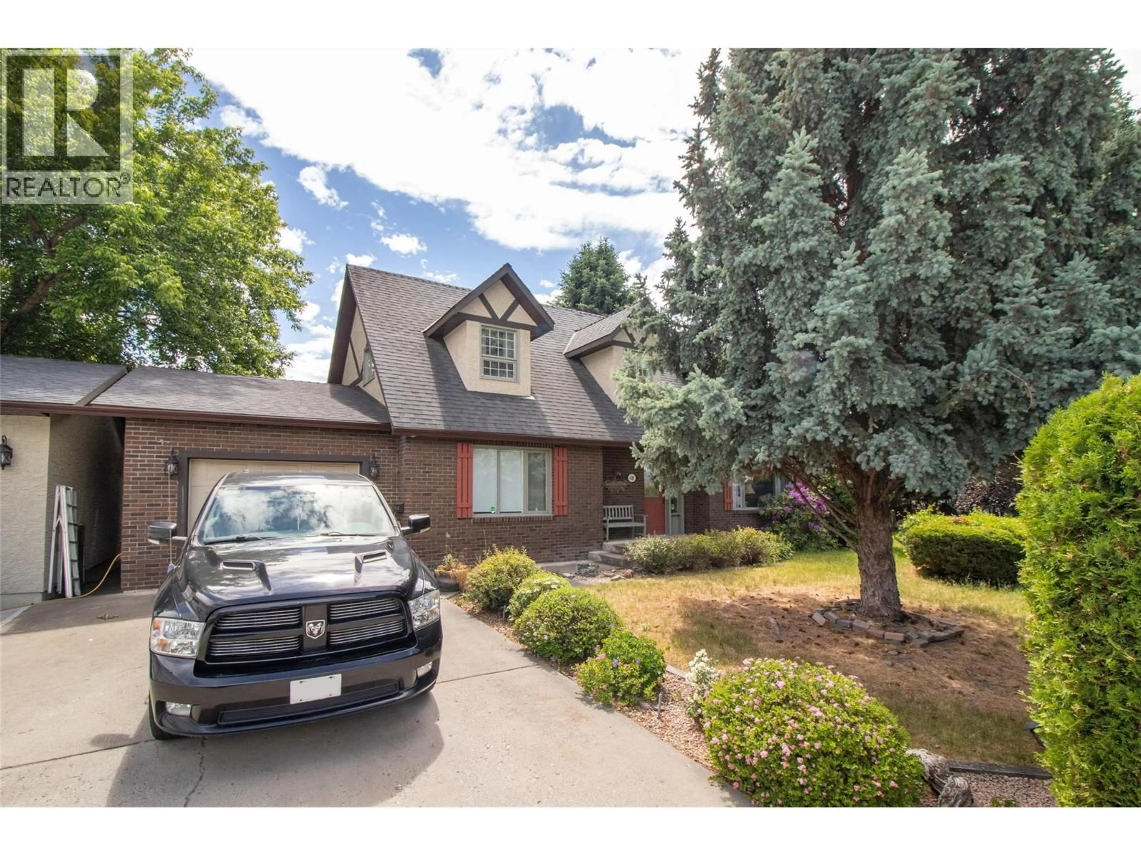 Home with vinyl exterior material, street for 685 STETSON COURT, Kelowna British Columbia V1X6J7