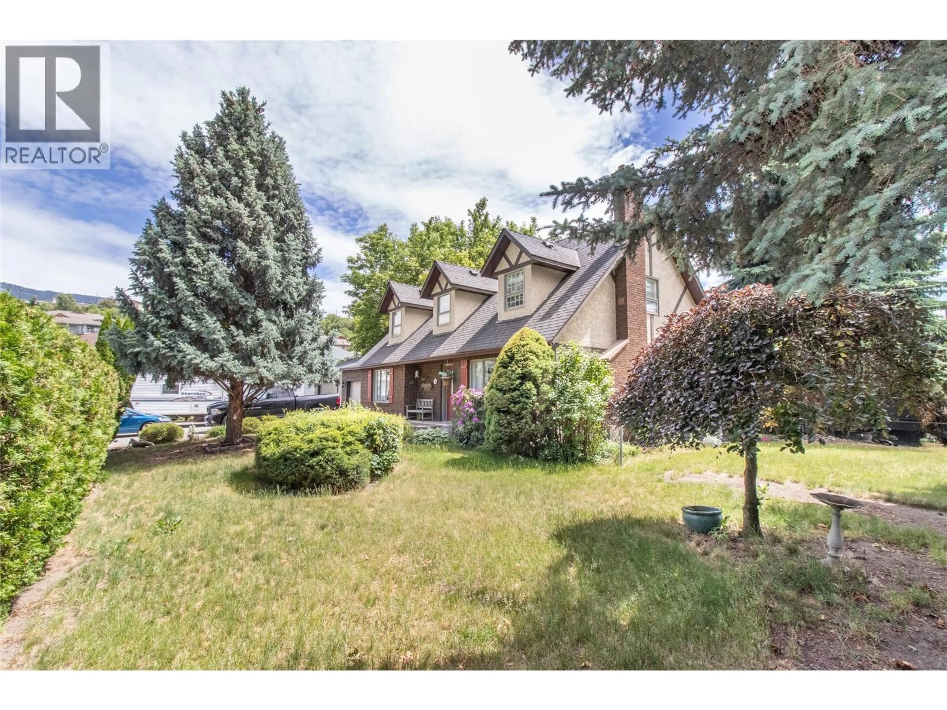A pic from outside/outdoor area/front of a property/back of a property/a pic from drone, water/lake/river/ocean view for 685 STETSON COURT, Kelowna British Columbia V1X6J7