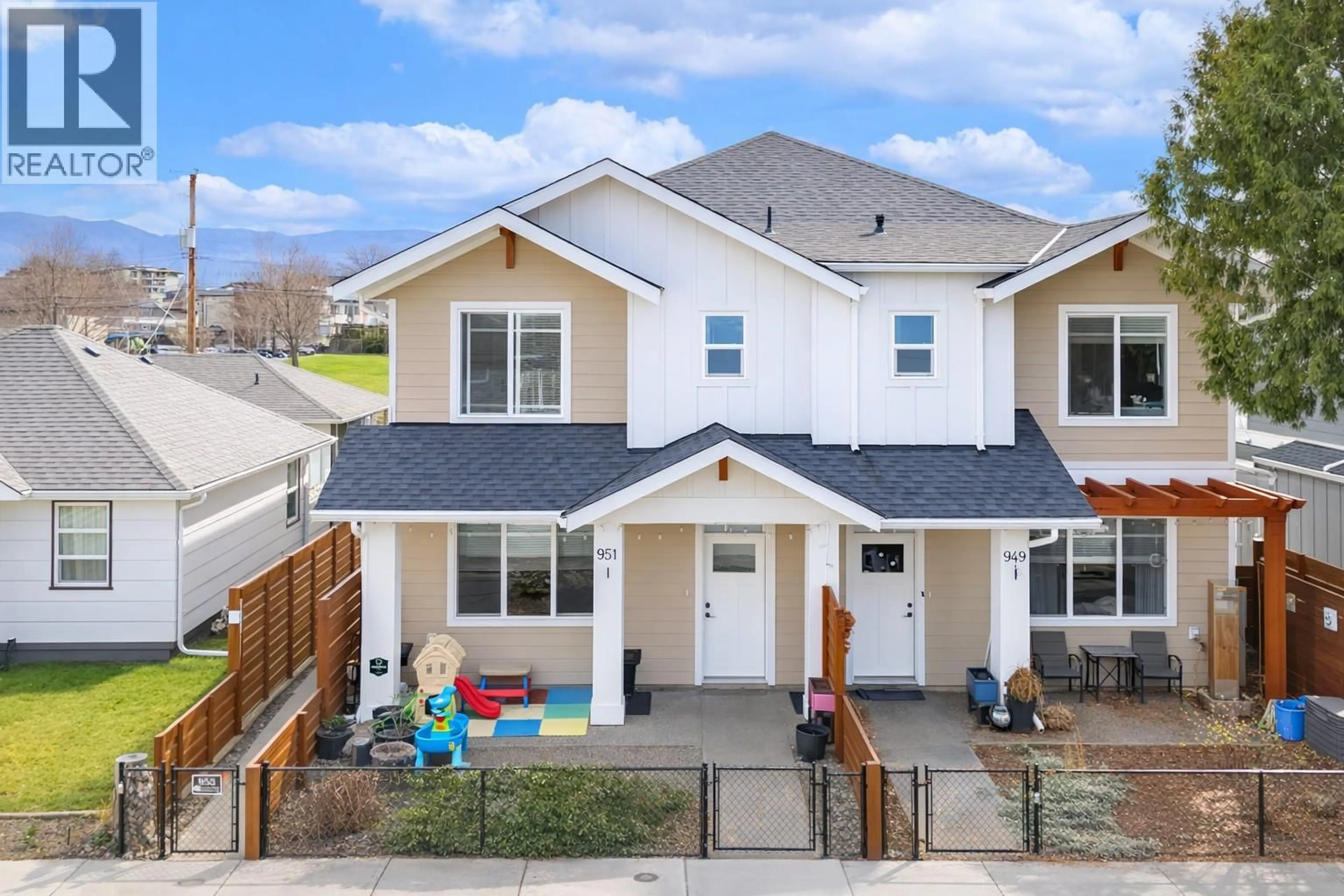 A pic from outside/outdoor area/front of a property/back of a property/a pic from drone, street for 951 STOCKWELL AVENUE, Kelowna British Columbia V1Y6W3