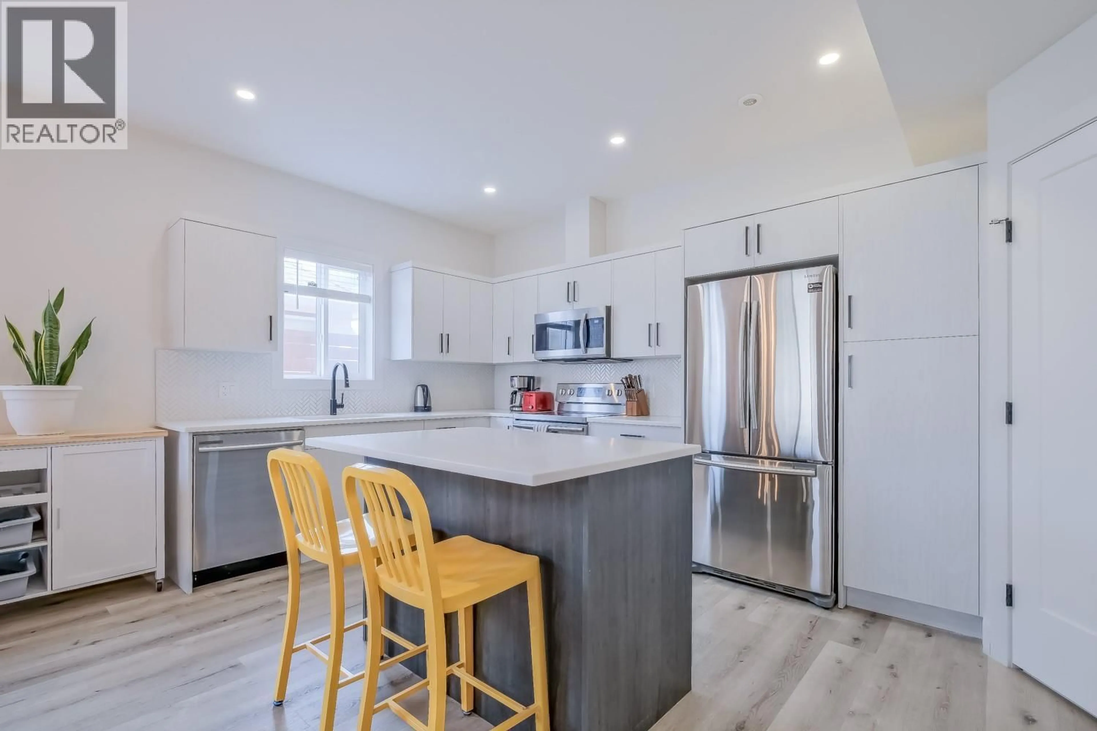 Open concept kitchen, ceramic/tile floor for 951 STOCKWELL AVENUE, Kelowna British Columbia V1Y6W3