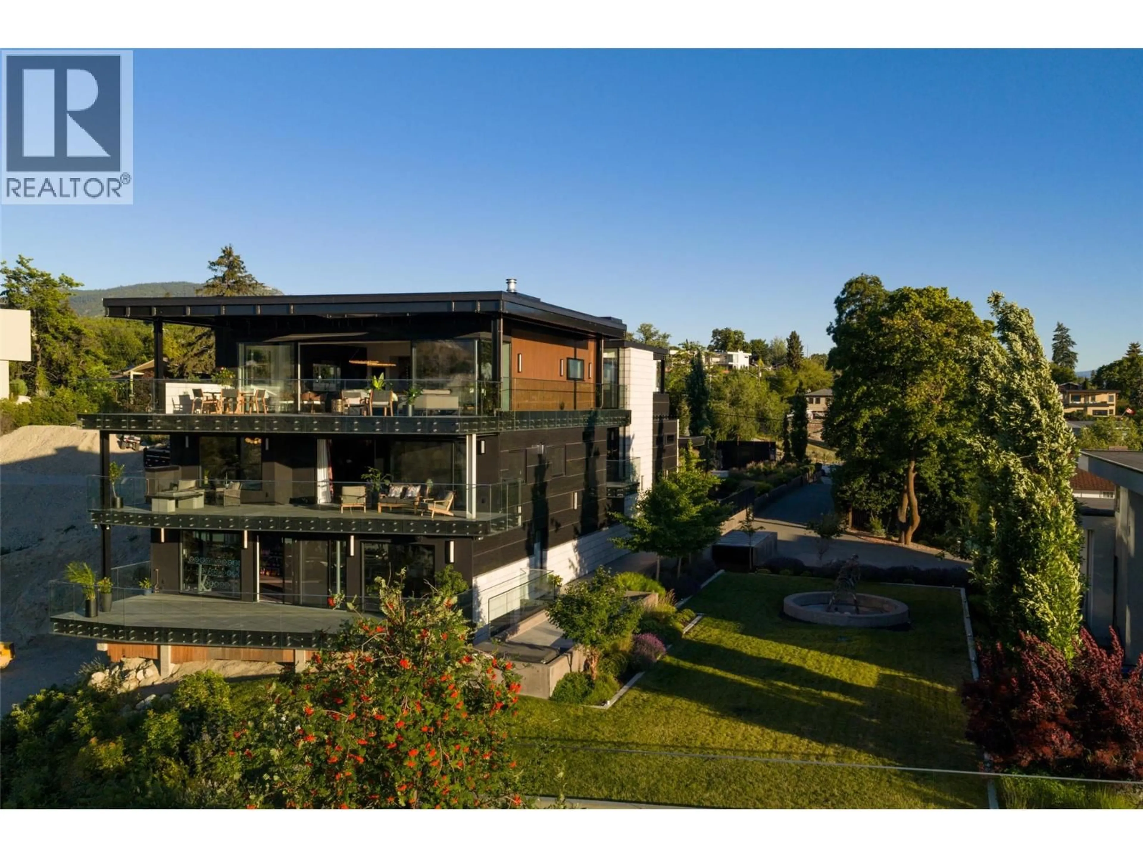 A pic from outside/outdoor area/front of a property/back of a property/a pic from drone, unknown for 581 VANCOUVER AVENUE, Penticton British Columbia V2A1A4