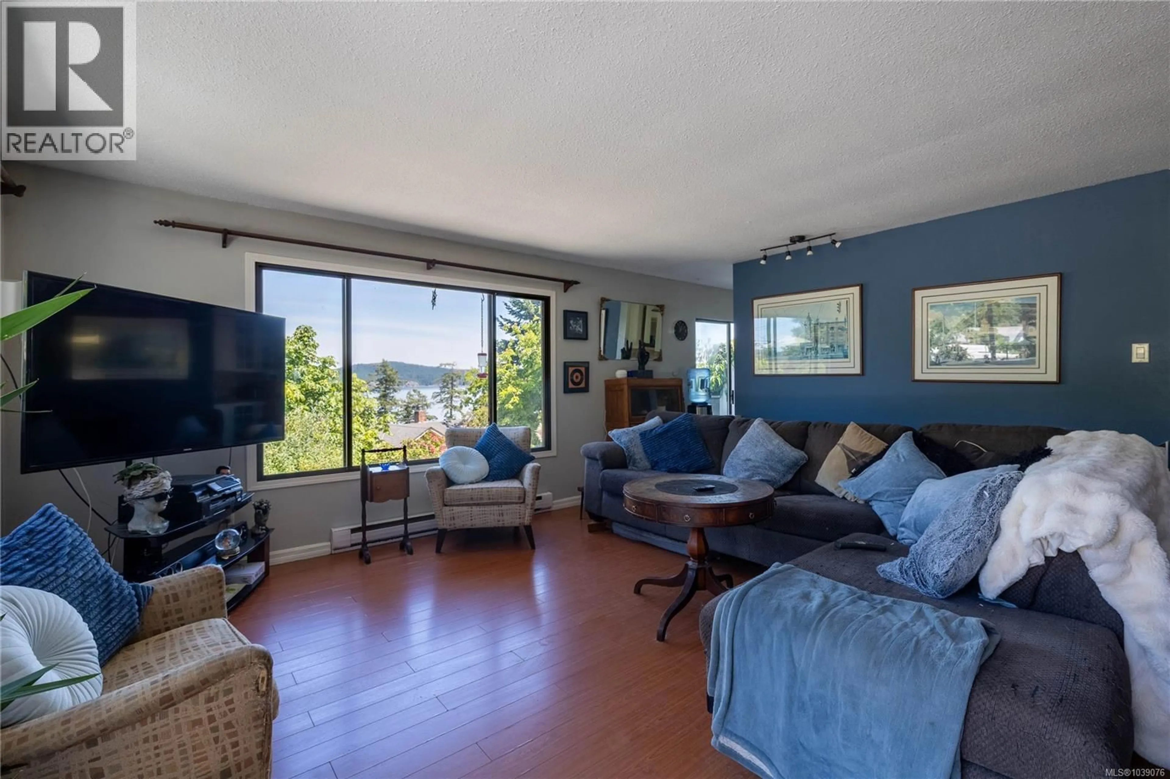 Living room with furniture, unknown for 307 MALIVIEW DRIVE, Salt Spring British Columbia V8K1B1