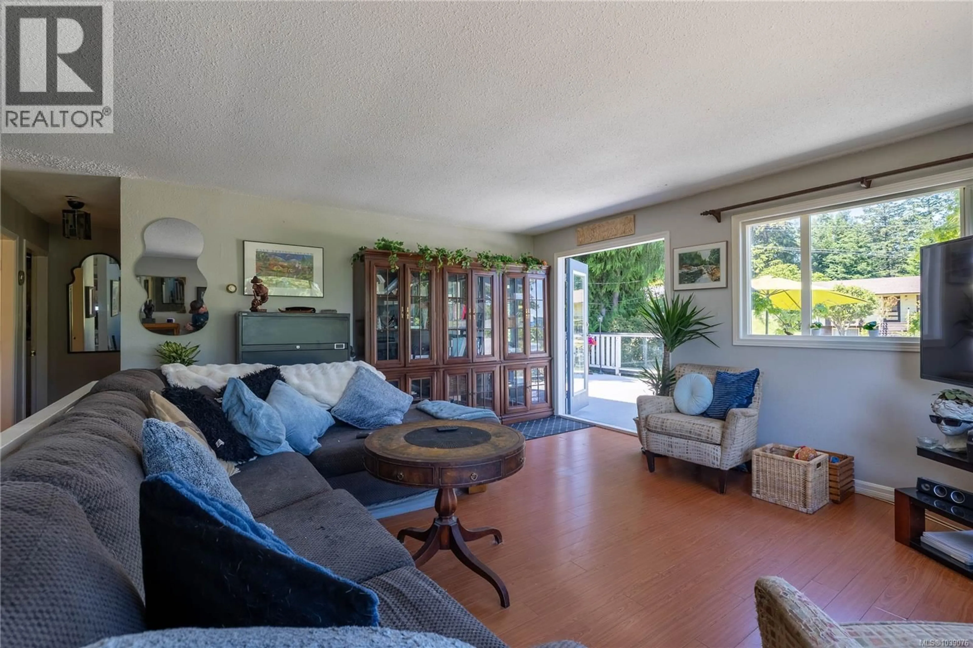 Living room with furniture, unknown for 307 MALIVIEW DRIVE, Salt Spring British Columbia V8K1B1