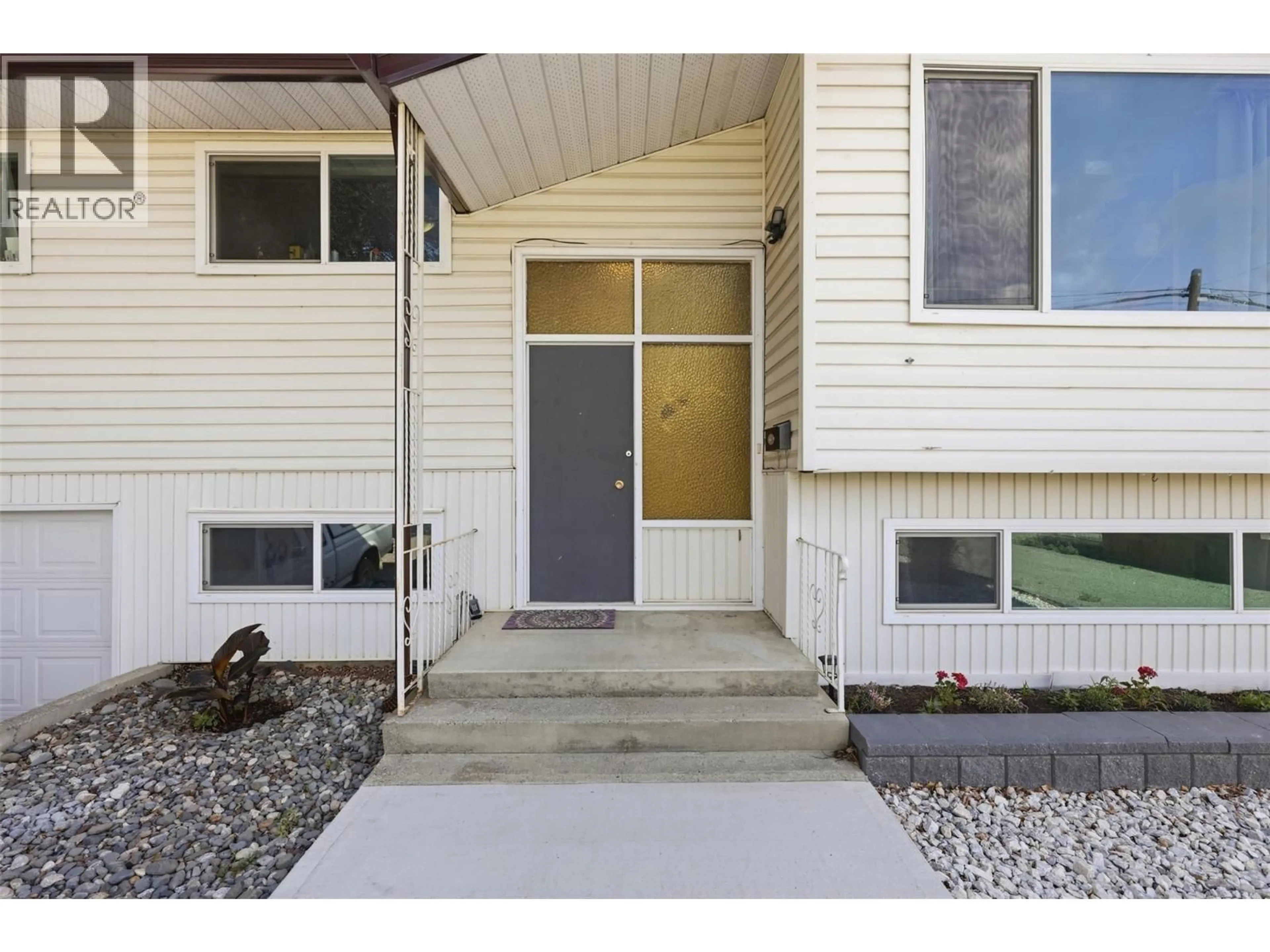 Home with vinyl exterior material, street for 1167 SCHREINER STREET, Kamloops British Columbia V2B5W7