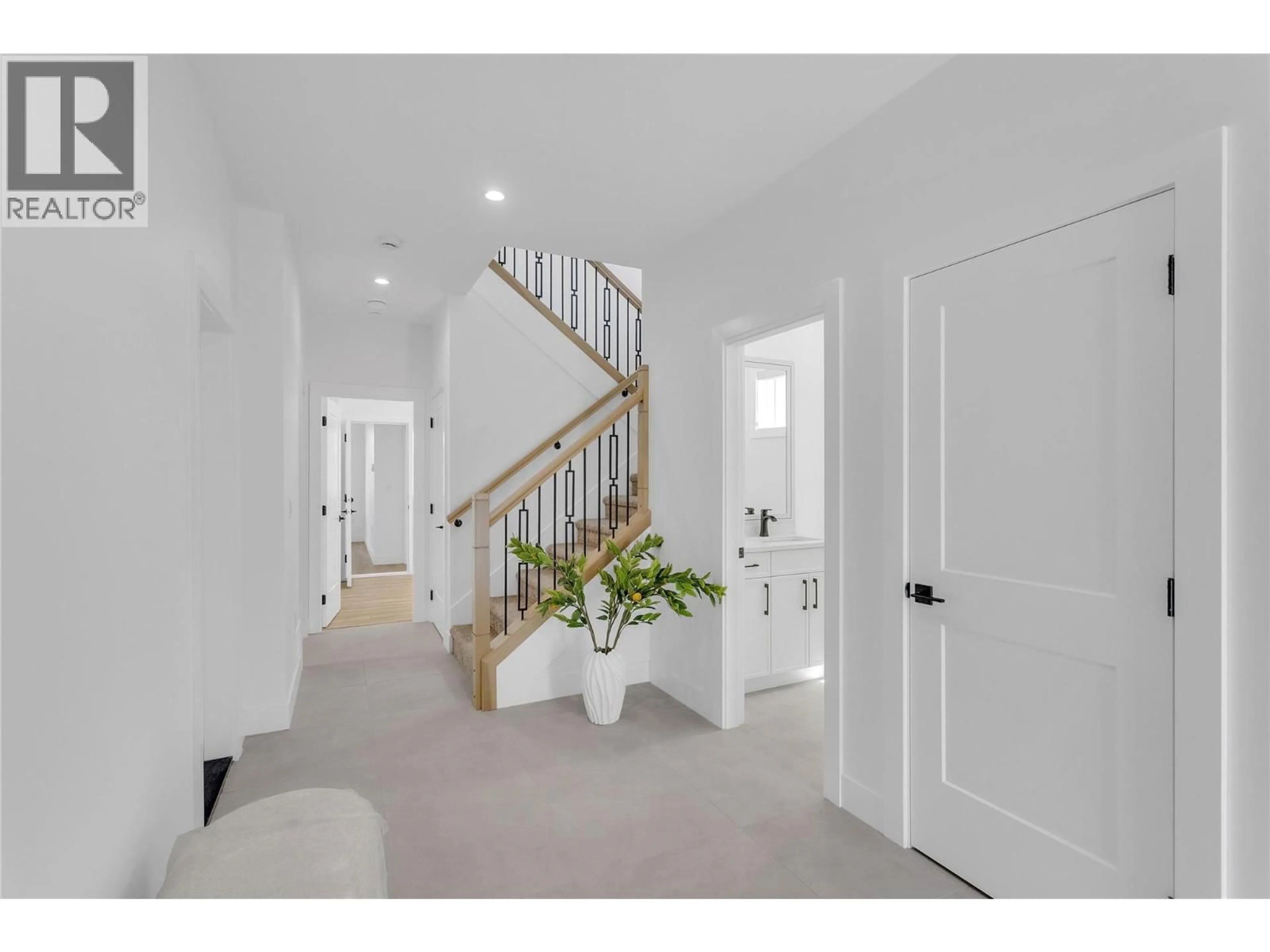 Indoor foyer for 26 - 19950 MCCARTHY ROAD, Lake Country British Columbia V4V1T1