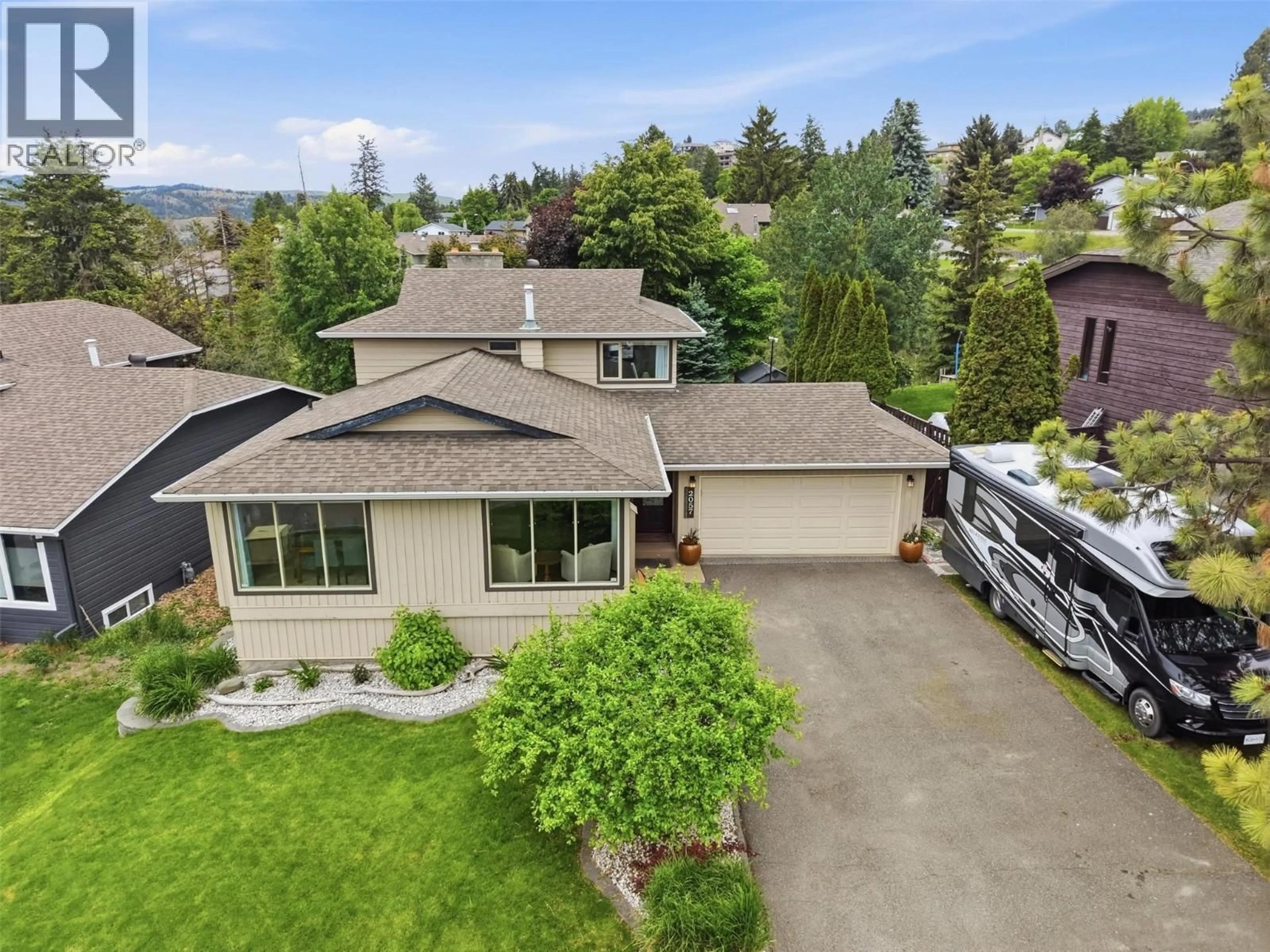 A pic from outside/outdoor area/front of a property/back of a property/a pic from drone, mountain view for 2057 HAMPSHIRE DRIVE, Kamloops British Columbia V1S1E9