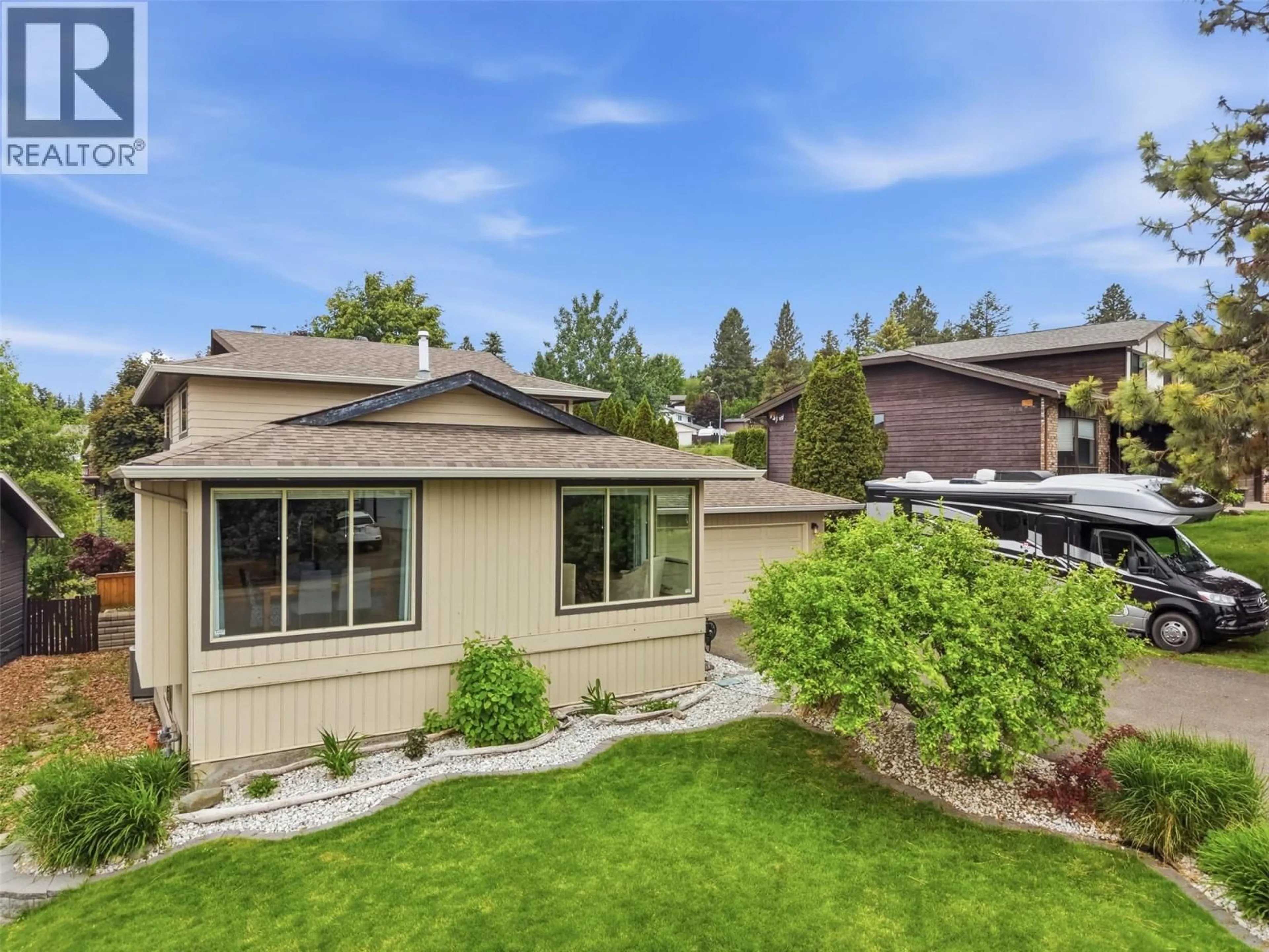 A pic from outside/outdoor area/front of a property/back of a property/a pic from drone, street for 2057 HAMPSHIRE DRIVE, Kamloops British Columbia V1S1E9