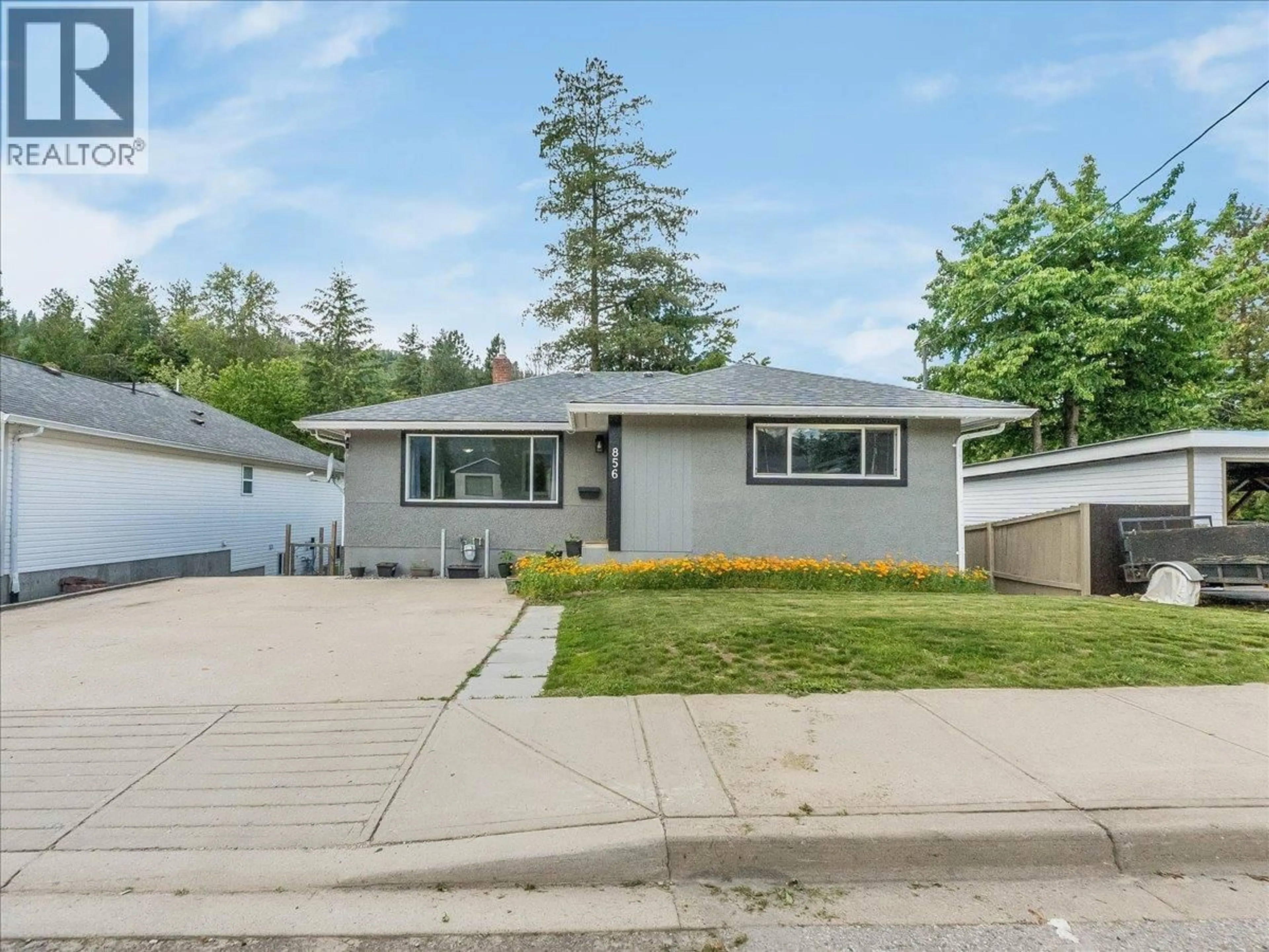 Home with vinyl exterior material, street for 856 7TH AVENUE, Castlegar British Columbia V1N1R9