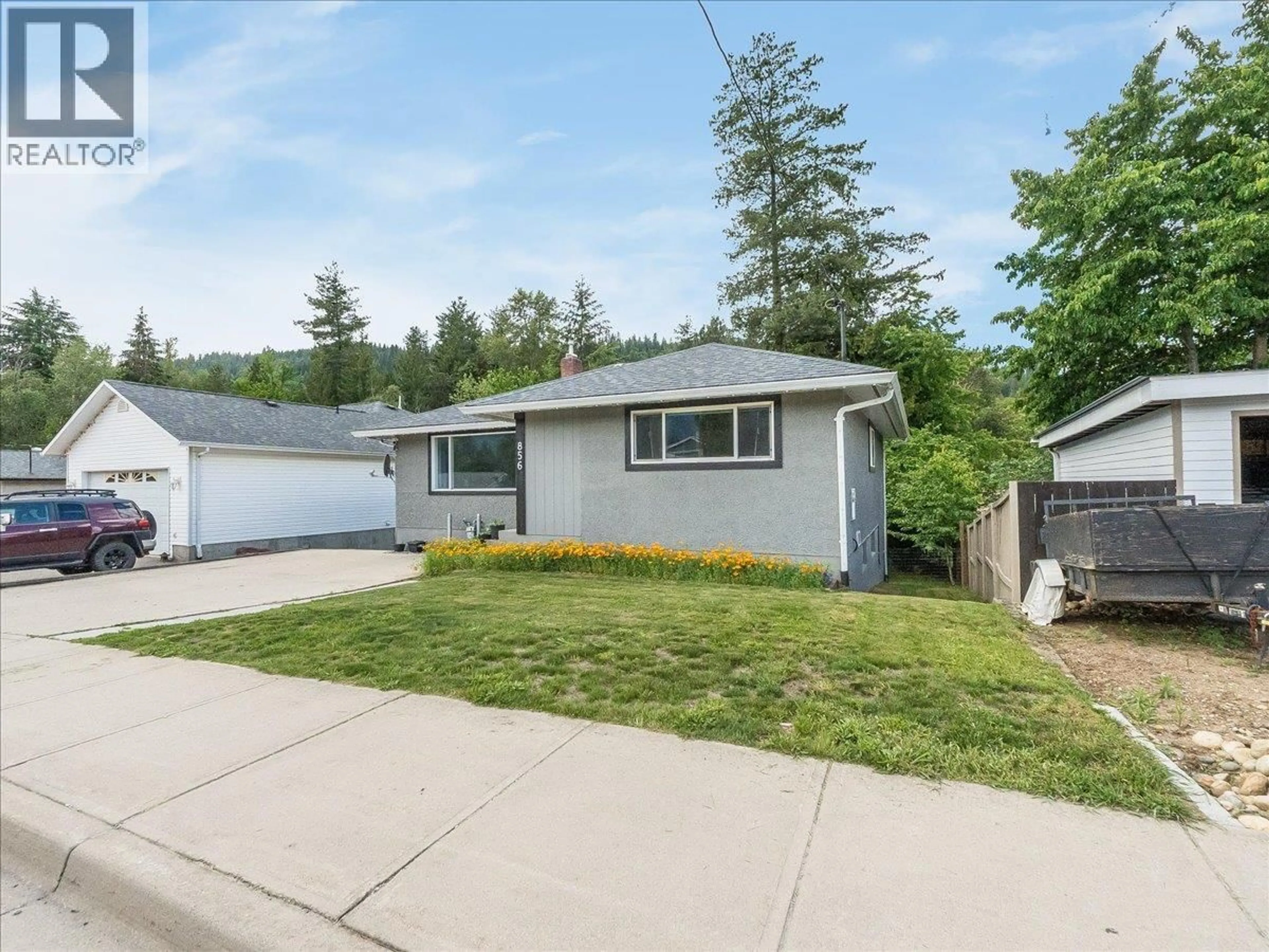 Home with vinyl exterior material, street for 856 7TH AVENUE, Castlegar British Columbia V1N1R9