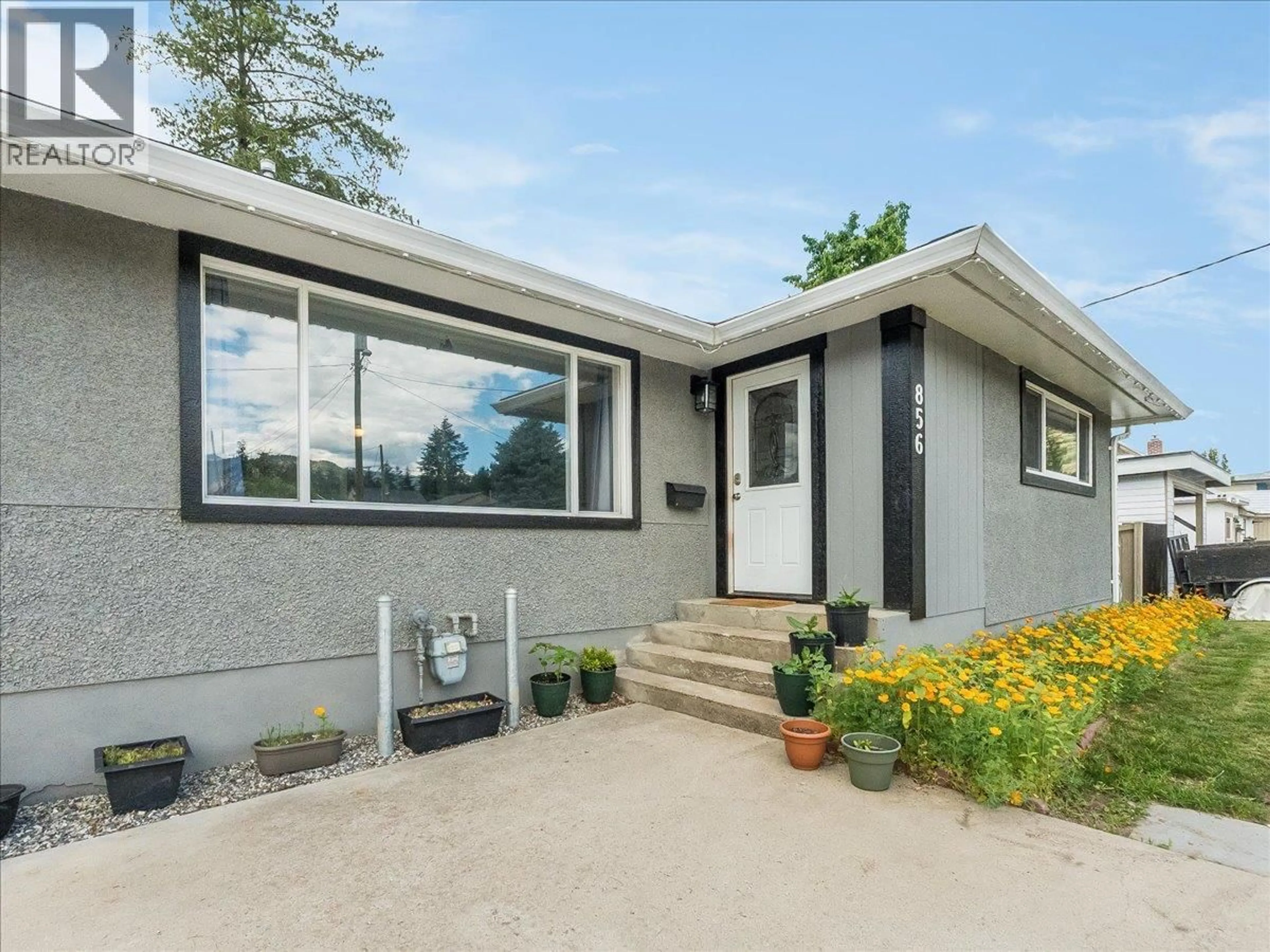 Home with vinyl exterior material, street for 856 7TH AVENUE, Castlegar British Columbia V1N1R9