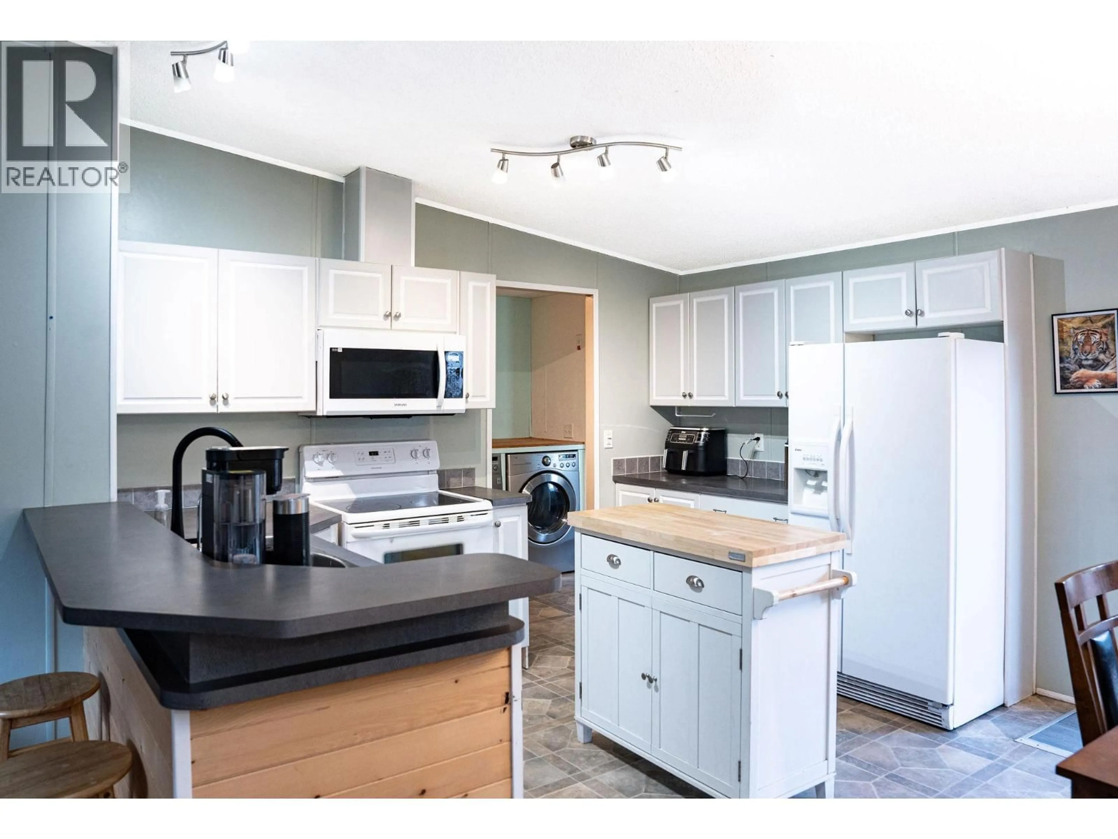 Open concept kitchen, unknown for 50 JOHNSON WAY, Revelstoke British Columbia V0E2S0