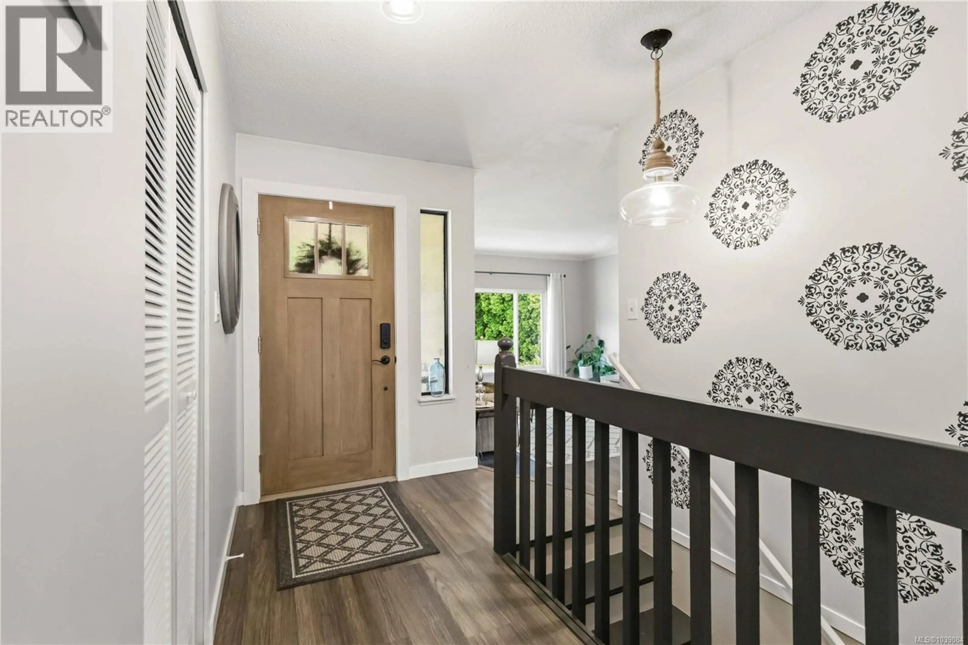 Indoor entryway for 584 STORNOWAY DRIVE, Colwood British Columbia V9C3J8