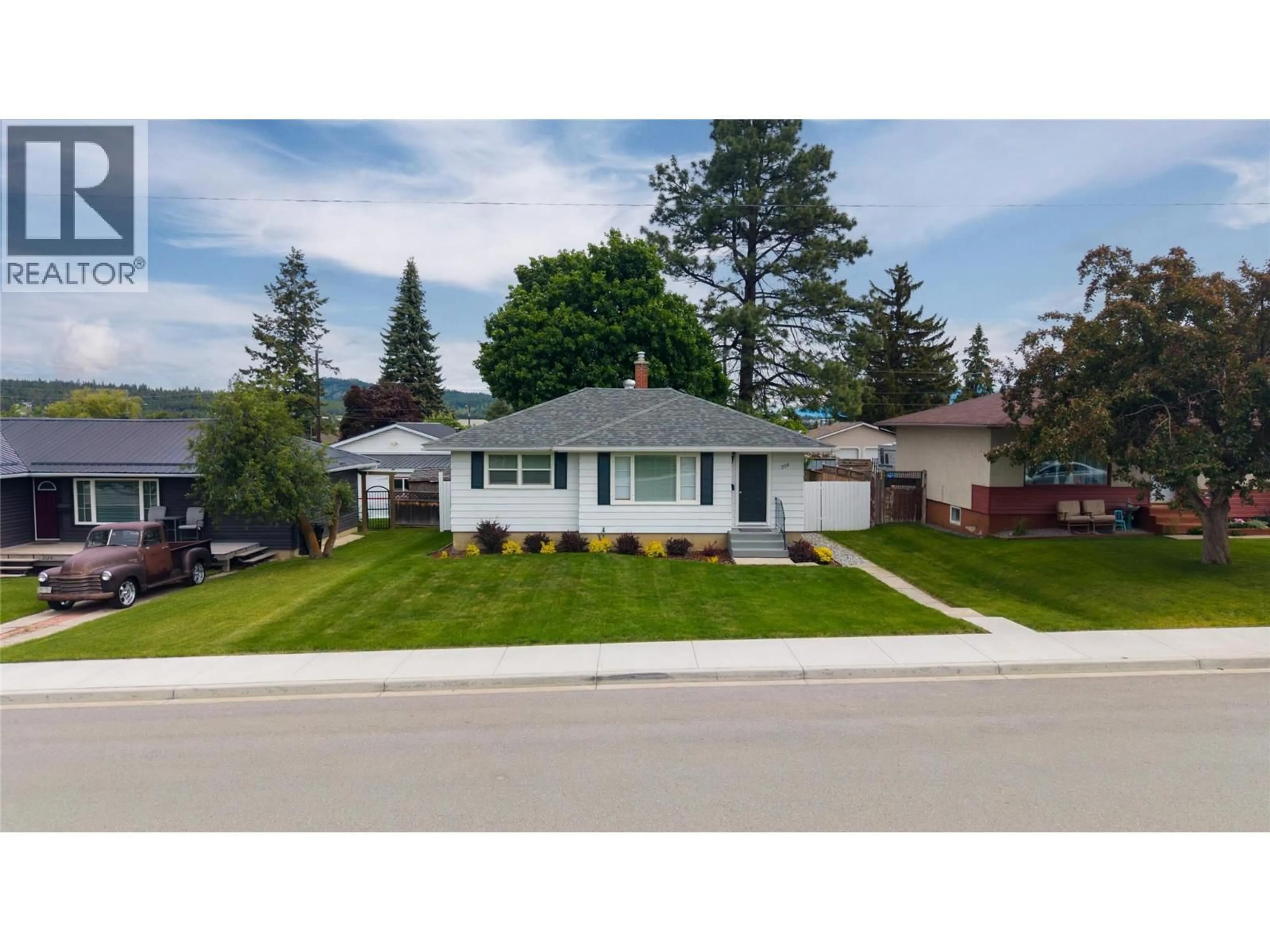 A pic from outside/outdoor area/front of a property/back of a property/a pic from drone, street for 306 8TH STREET SOUTH, Cranbrook British Columbia V1C1P1