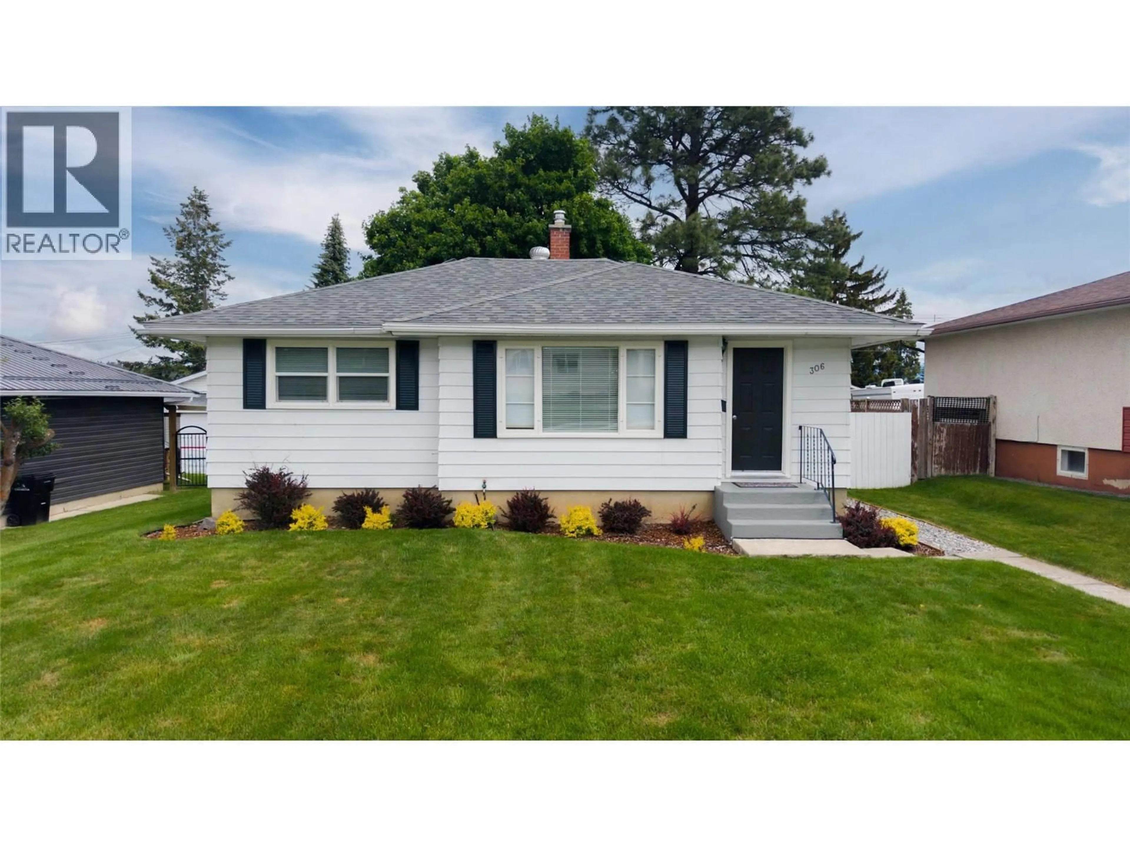 Home with vinyl exterior material, street for 306 8TH STREET SOUTH, Cranbrook British Columbia V1C1P1