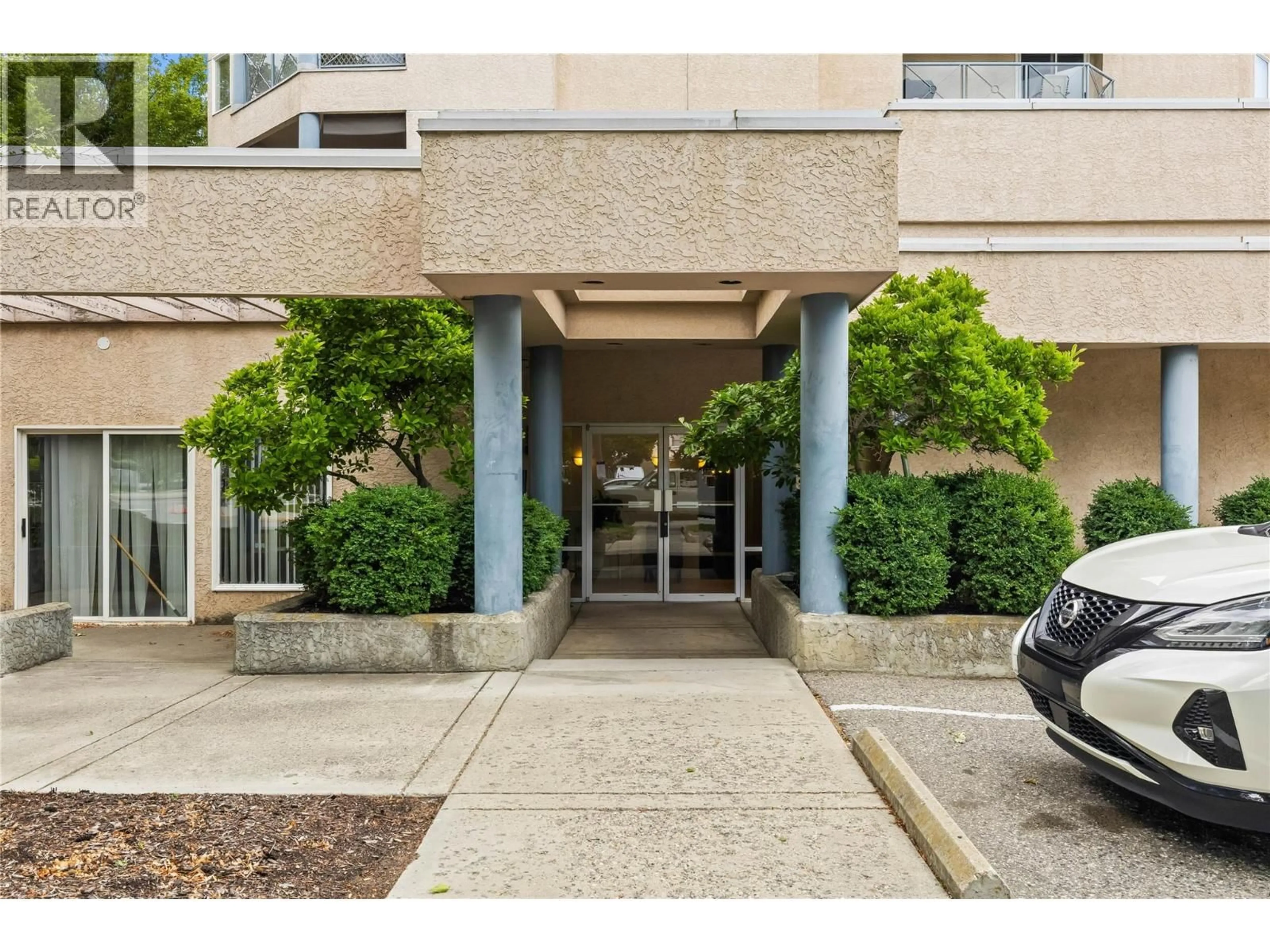 Indoor foyer for 401 - 3115 DE MONTREUIL COURT, Kelowna British Columbia V1W3W1