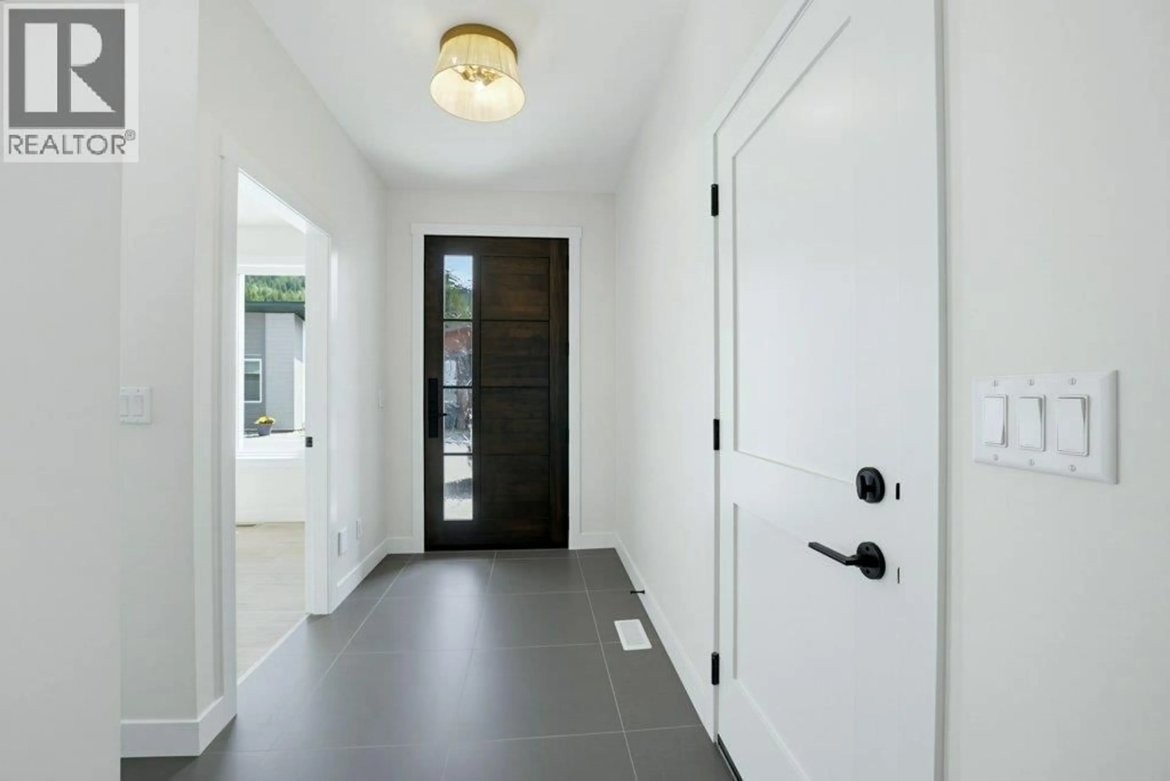 Indoor entryway for 11 - 1840 10 STREET SOUTHWEST, Salmon Arm British Columbia V1E0H2