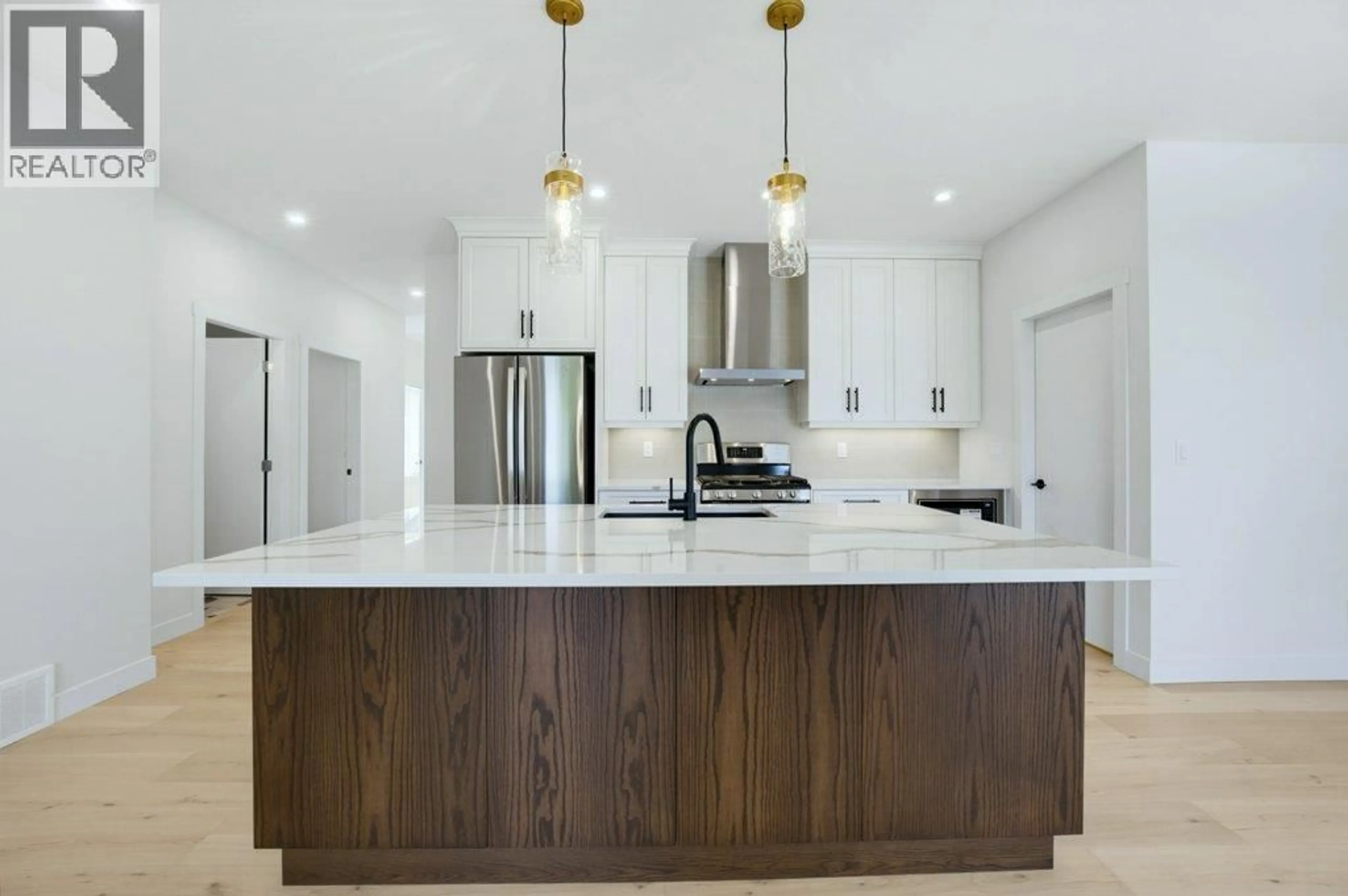 Contemporary kitchen, ceramic/tile floor for 11 - 1840 10 STREET SOUTHWEST, Salmon Arm British Columbia V1E0H2