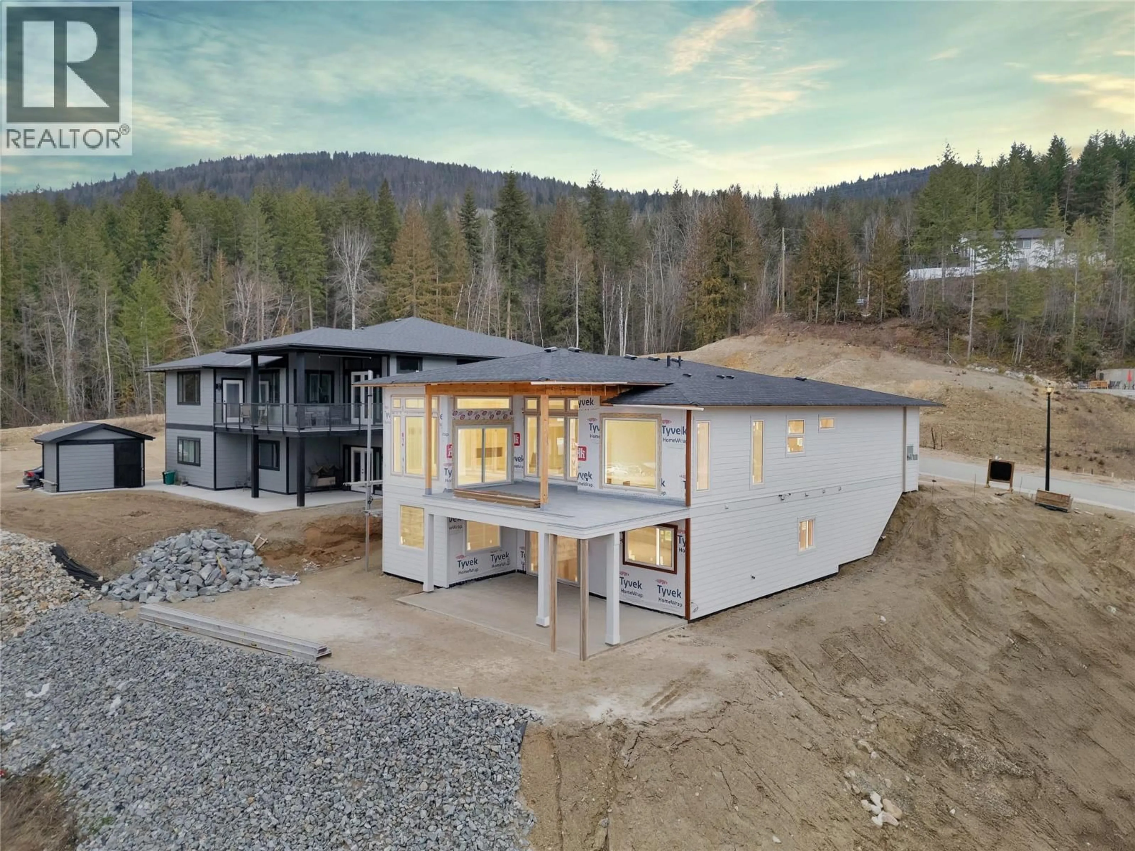 A pic from outside/outdoor area/front of a property/back of a property/a pic from drone, unknown for 931 25 AVENUE SOUTHWEST, Salmon Arm British Columbia V1E1T9