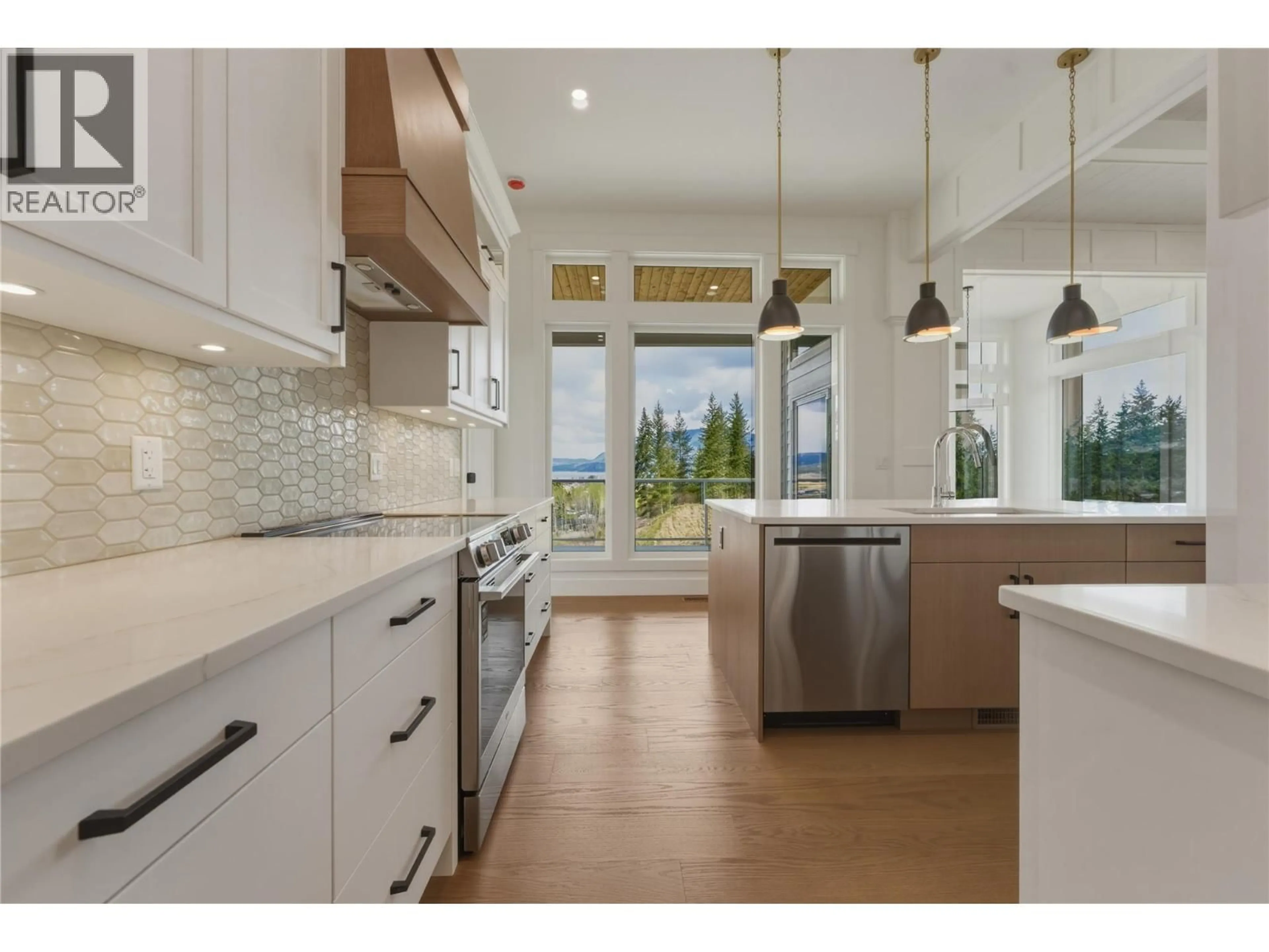 Open concept kitchen, ceramic/tile floor for 931 25 AVENUE SOUTHWEST, Salmon Arm British Columbia V1E1T9