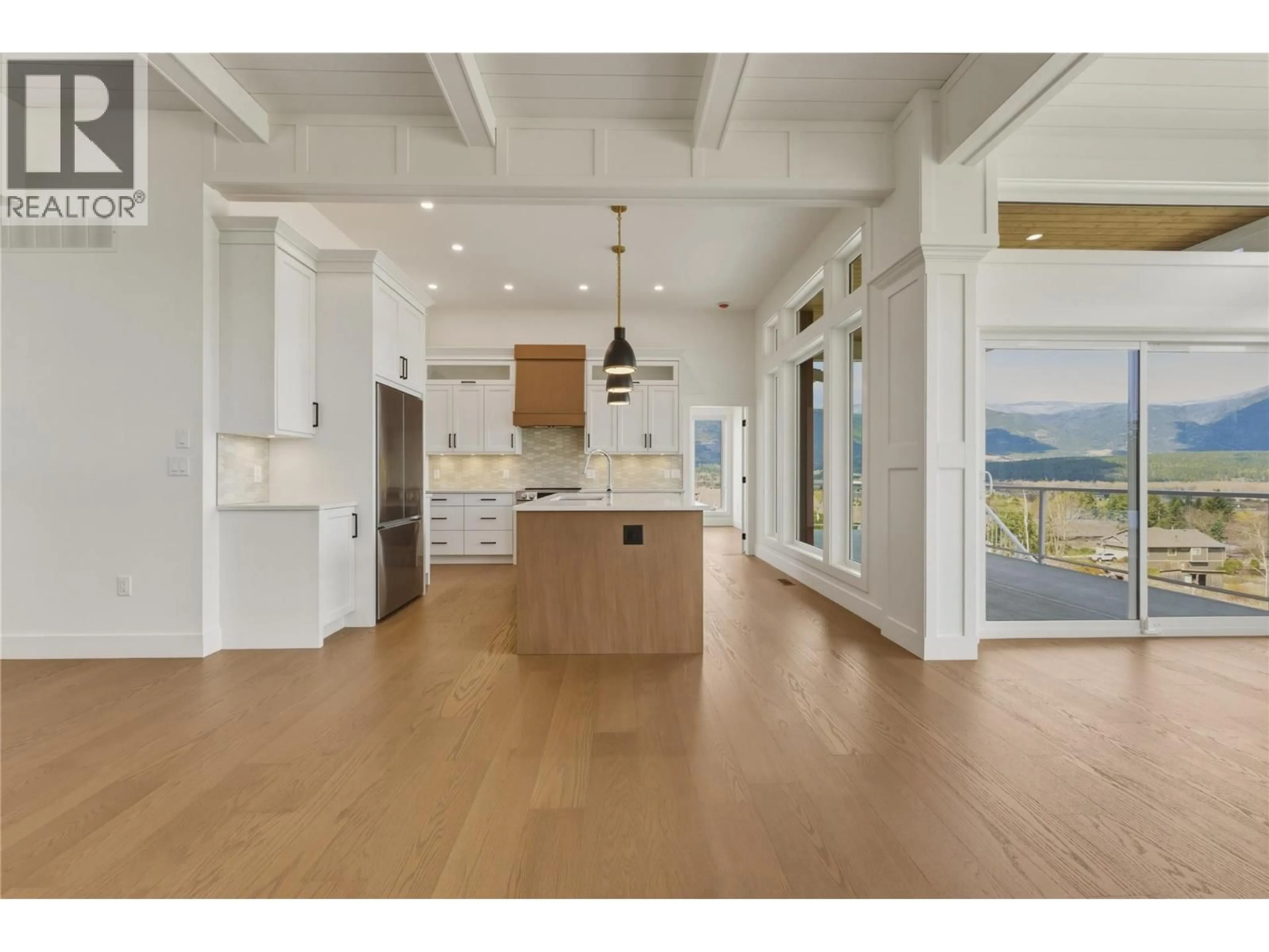 Open concept kitchen, unknown for 931 25 AVENUE SOUTHWEST, Salmon Arm British Columbia V1E1T9