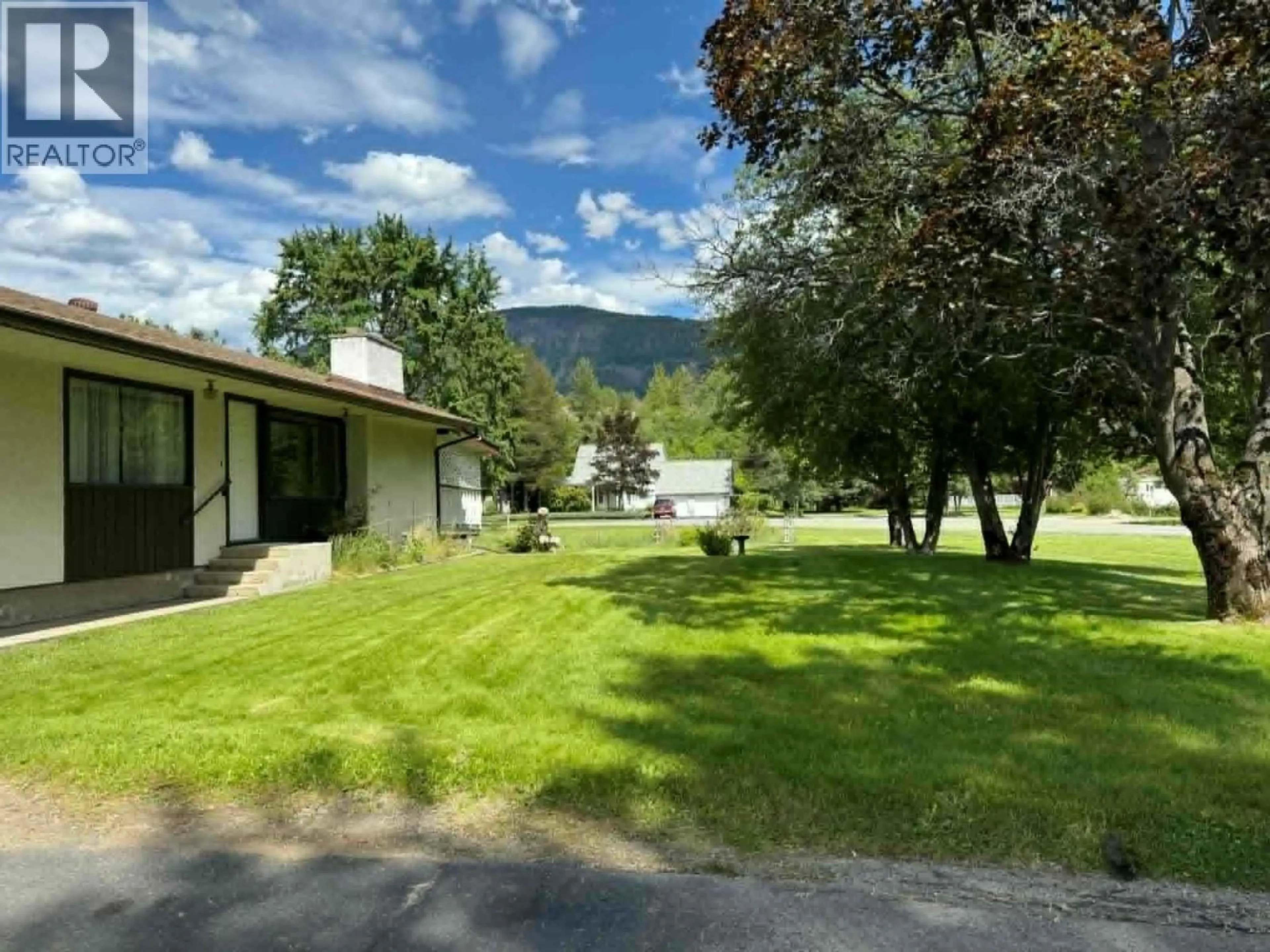 A pic from outside/outdoor area/front of a property/back of a property/a pic from drone, mountain view for 1003 BRIDGEVIEW CRESCENT, Castlegar British Columbia V1N4K9