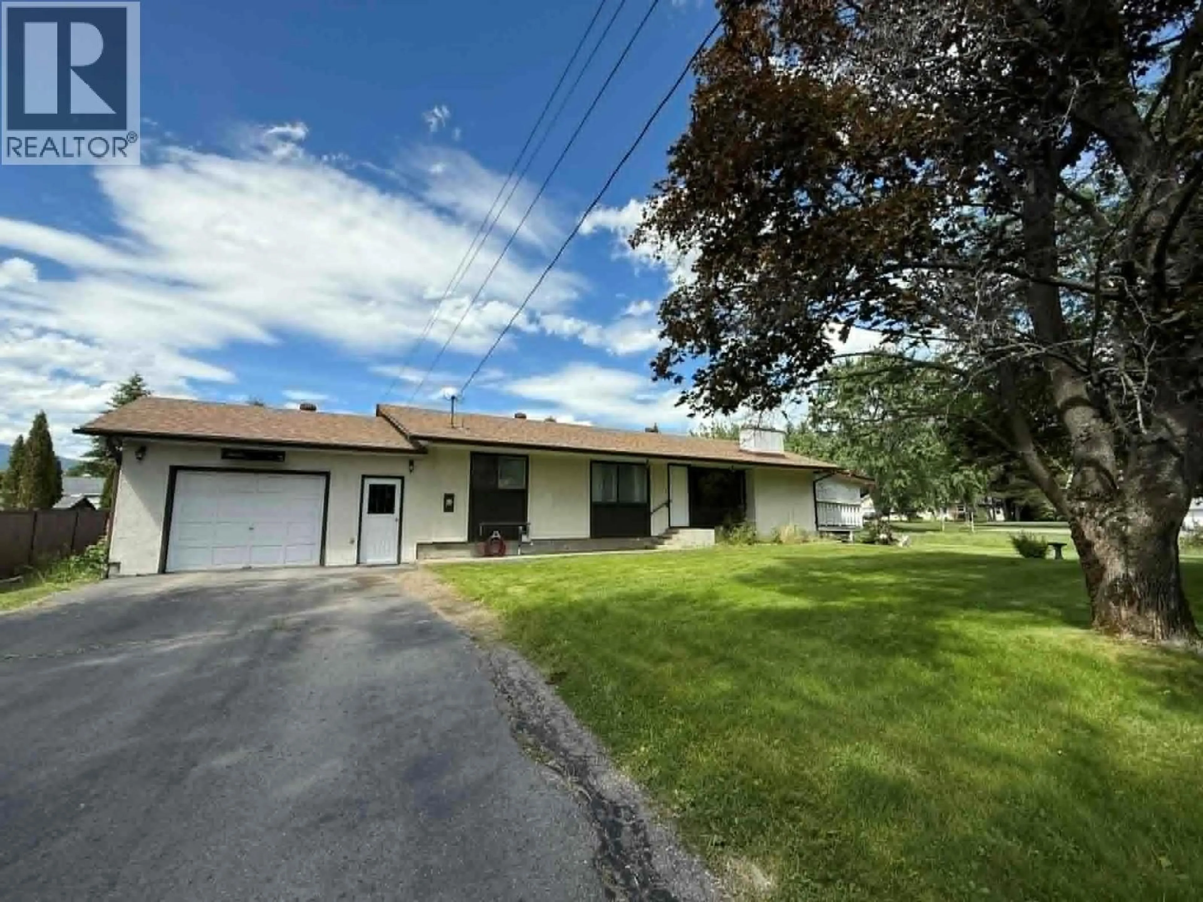 A pic from outside/outdoor area/front of a property/back of a property/a pic from drone, street for 1003 BRIDGEVIEW CRESCENT, Castlegar British Columbia V1N4K9