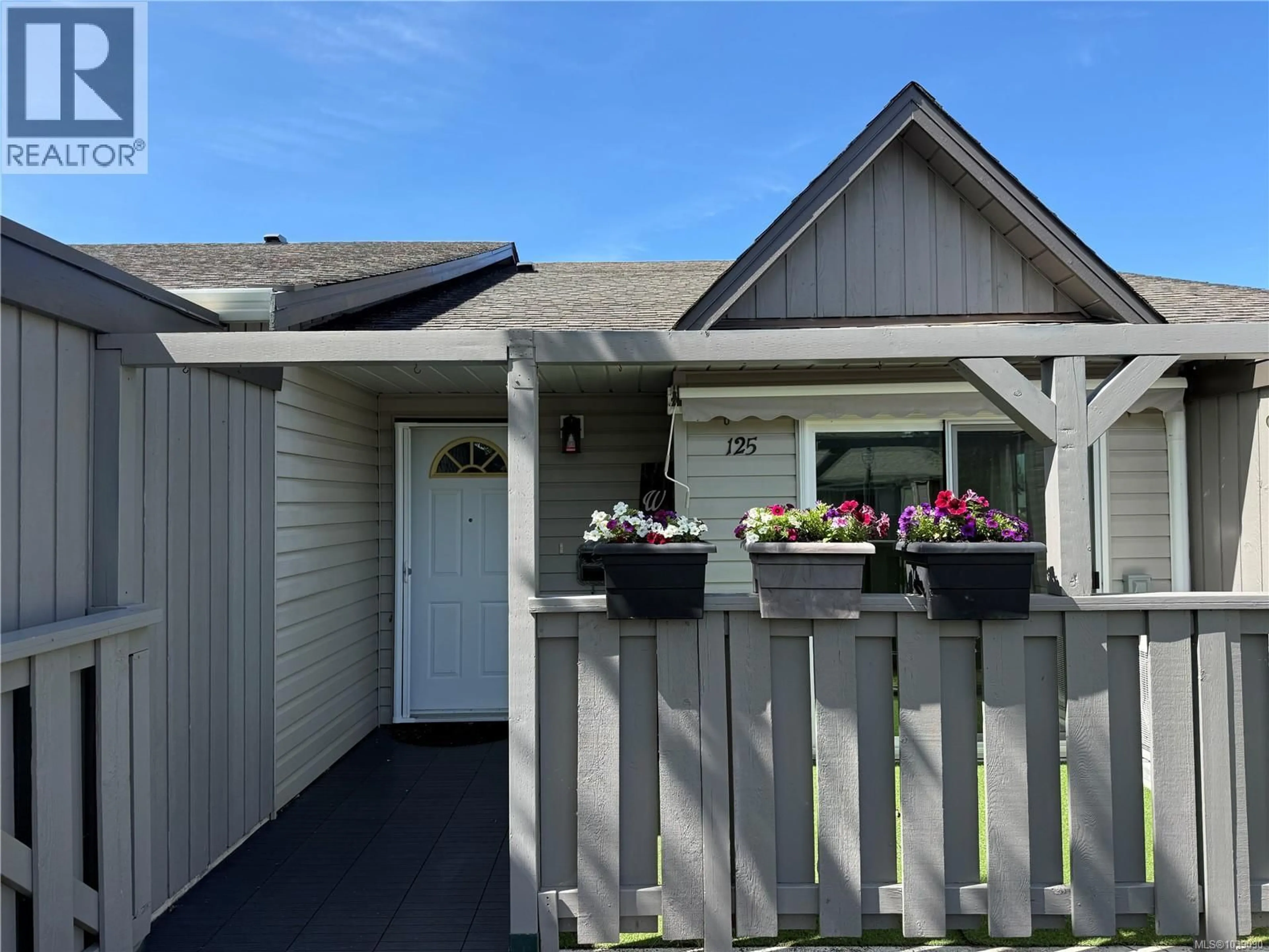 Home with vinyl exterior material, street for 125 - 2191 MURRELET DRIVE, Comox British Columbia V9M3Y1
