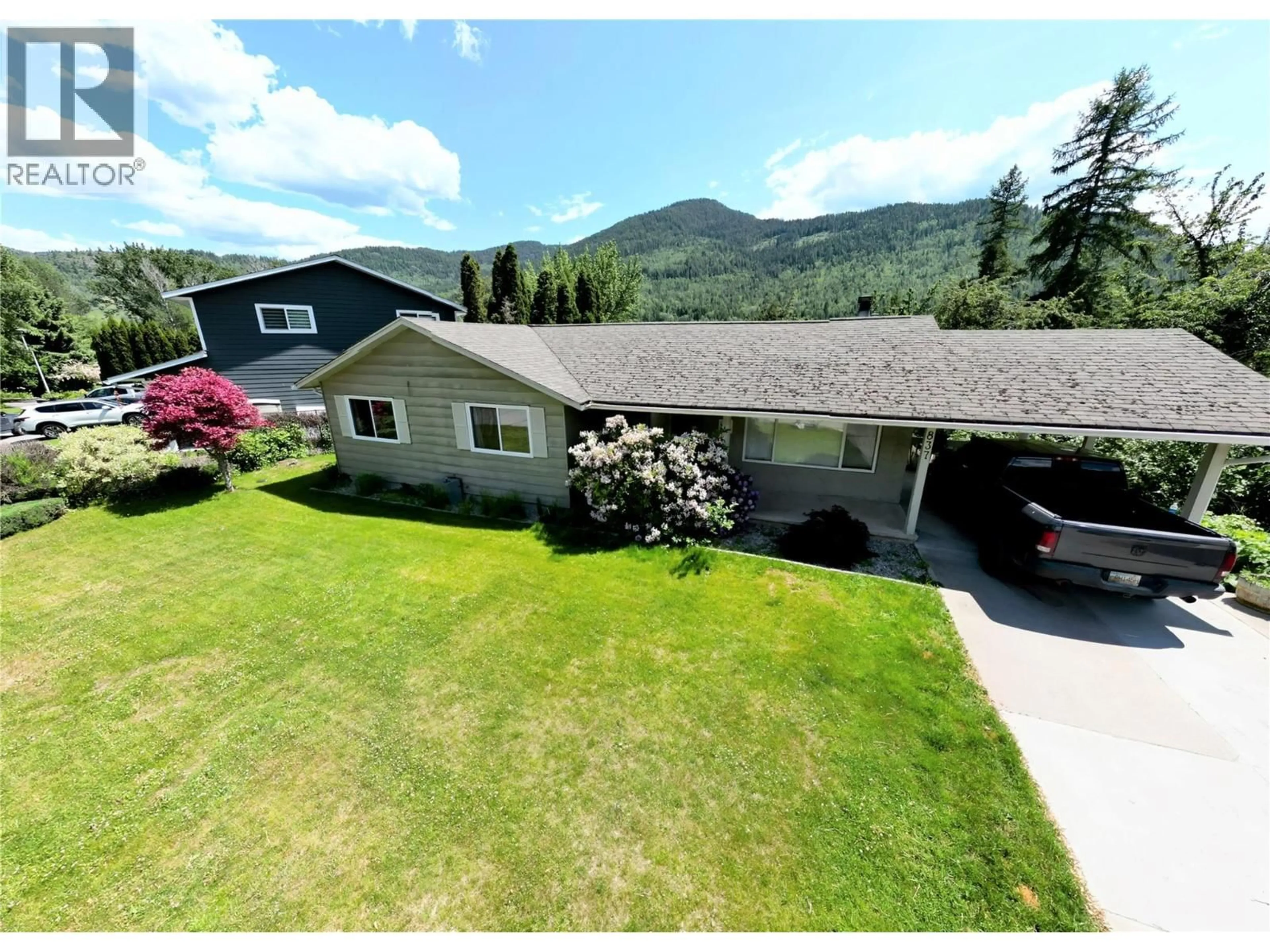A pic from outside/outdoor area/front of a property/back of a property/a pic from drone, mountain view for 837 9TH STREET, Montrose British Columbia V0G1P0