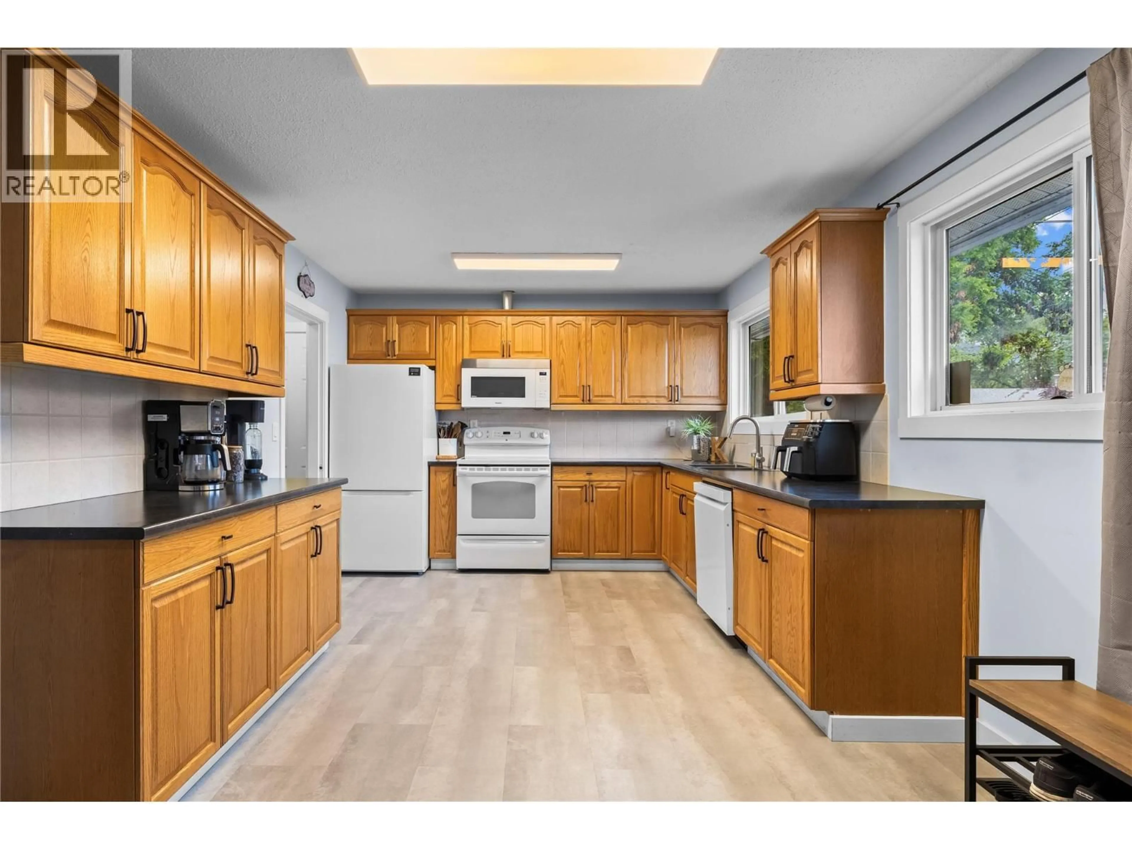 Standard kitchen, unknown for 730 CUPAR ROAD, Kelowna British Columbia V1X1R6