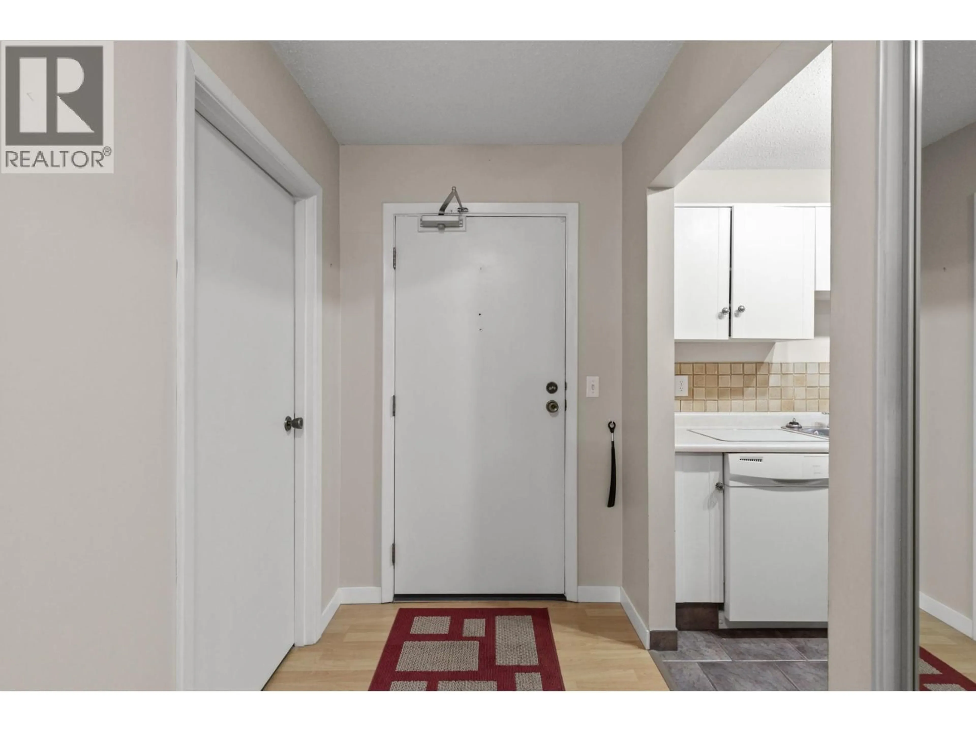 Indoor entryway for 108 - 1035 BERNARD AVENUE, Kelowna British Columbia V1Y6P7