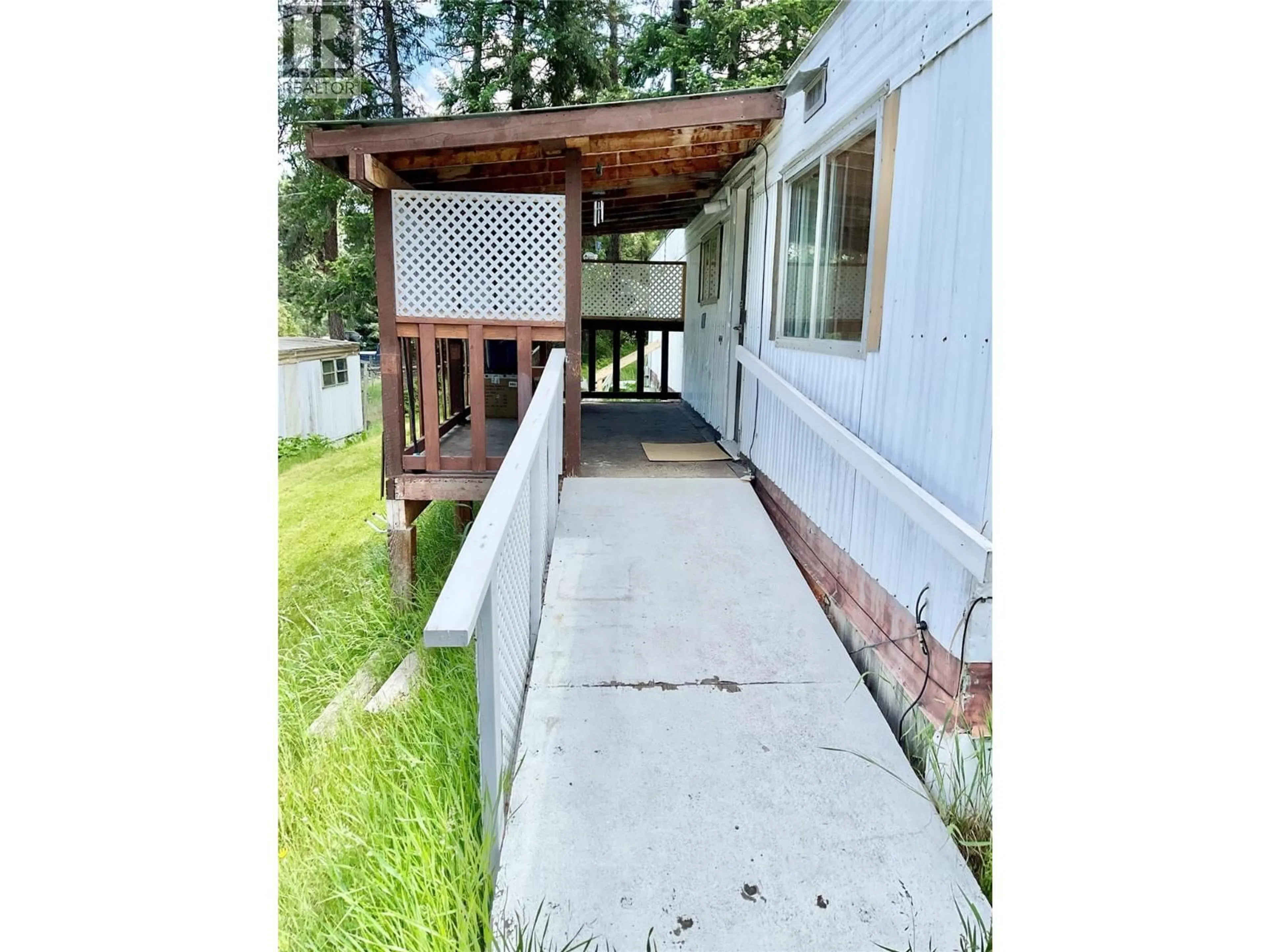 Patio, street for 11 - 1675 33 HIGHWAY, Rock Creek British Columbia V0H1Y0